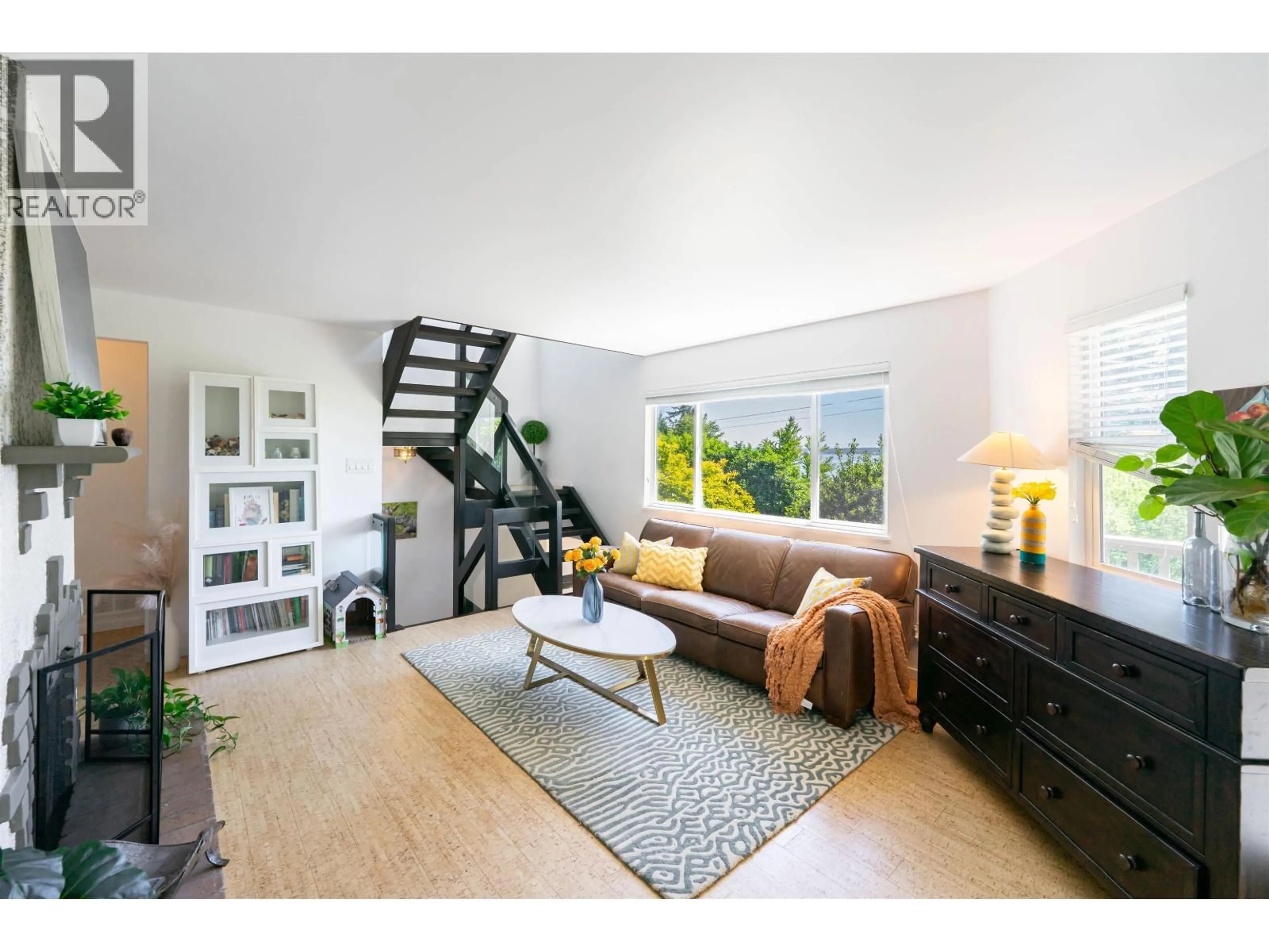 Living room with furniture, wood/laminate floor for 3341 MARINE DRIVE, West Vancouver British Columbia V7V1M8