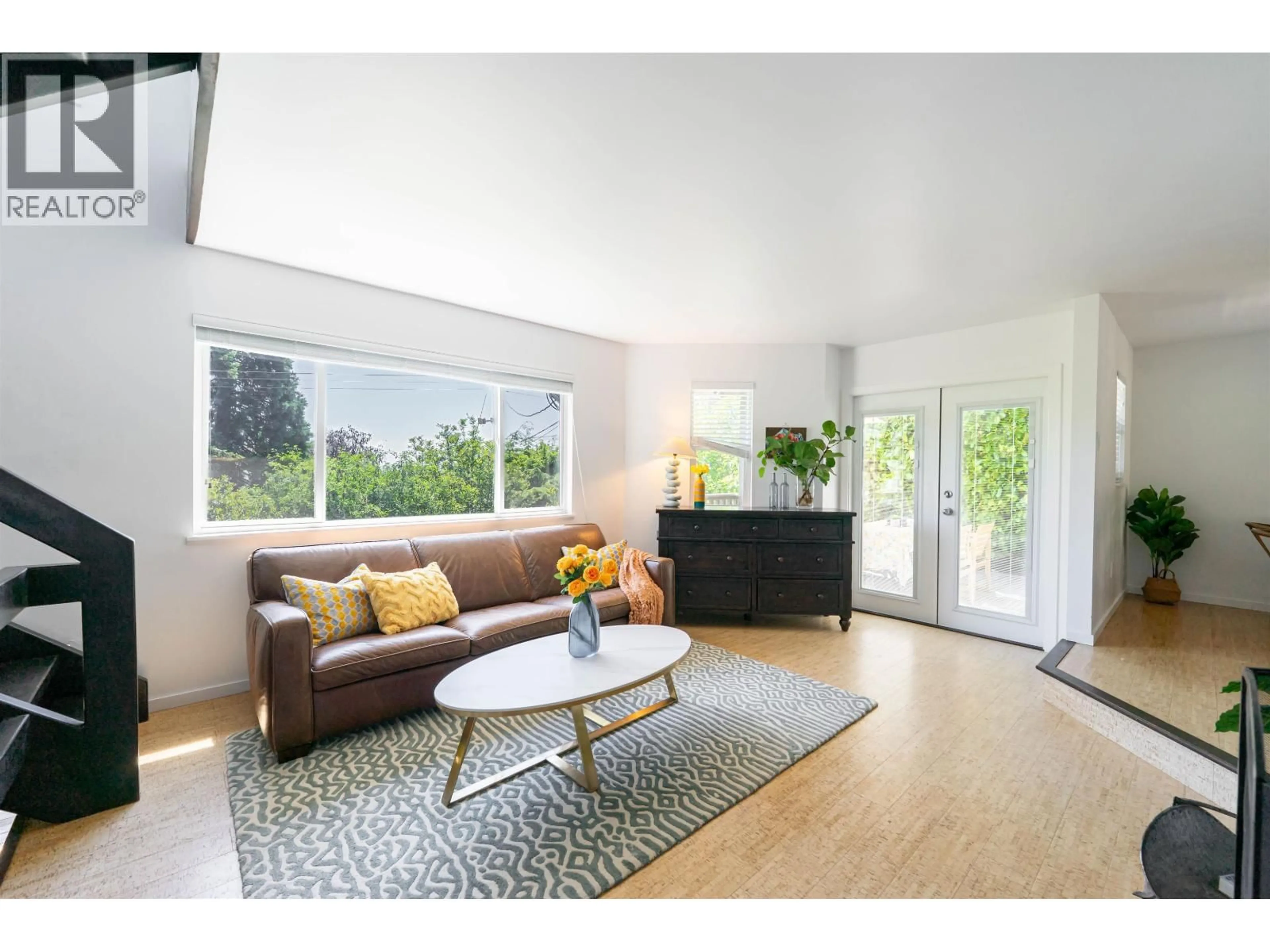 Living room with furniture, wood/laminate floor for 3341 MARINE DRIVE, West Vancouver British Columbia V7V1M8