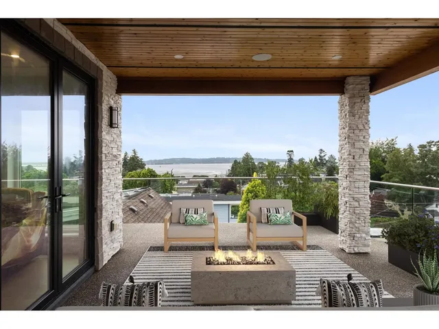 952 PARKER STREET, White Rock 2
