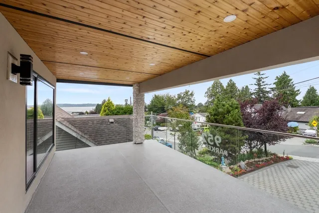 952 PARKER STREET, White Rock 5
