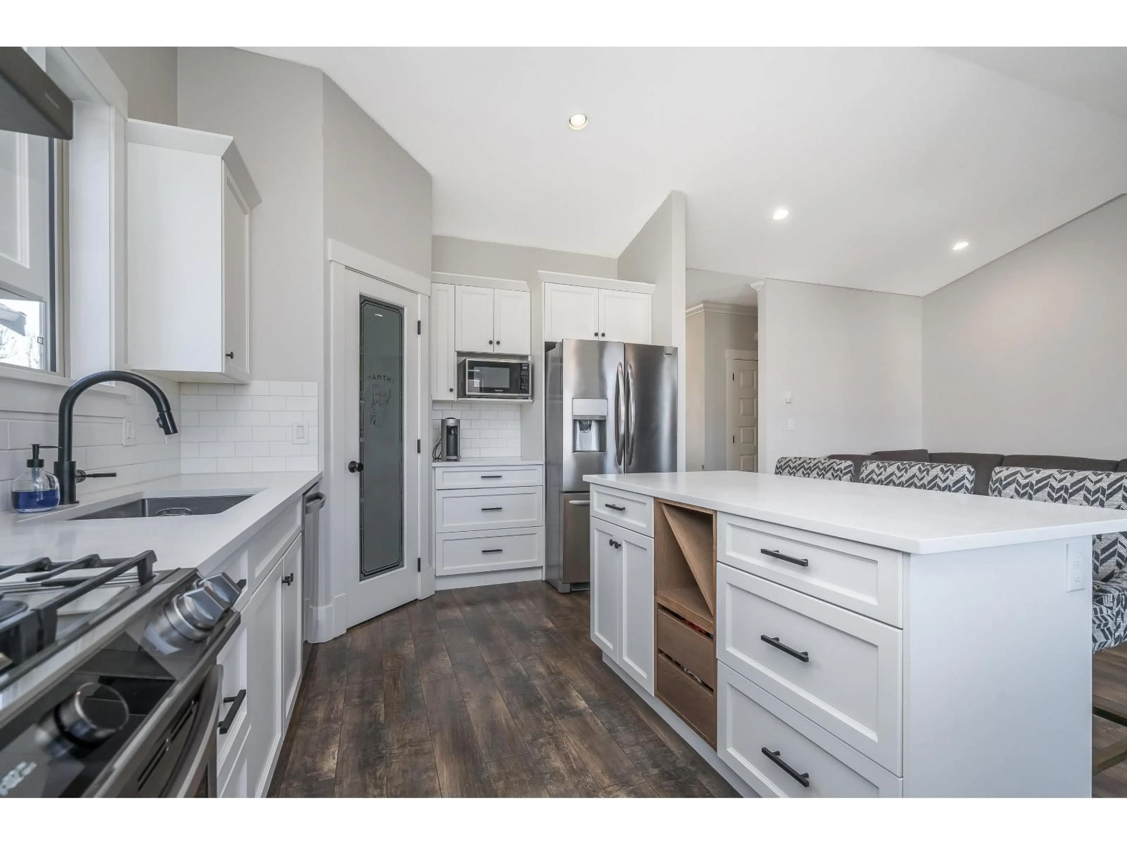 Open concept kitchen, unknown for 34831 1 AVENUE, Abbotsford British Columbia V2S8C1