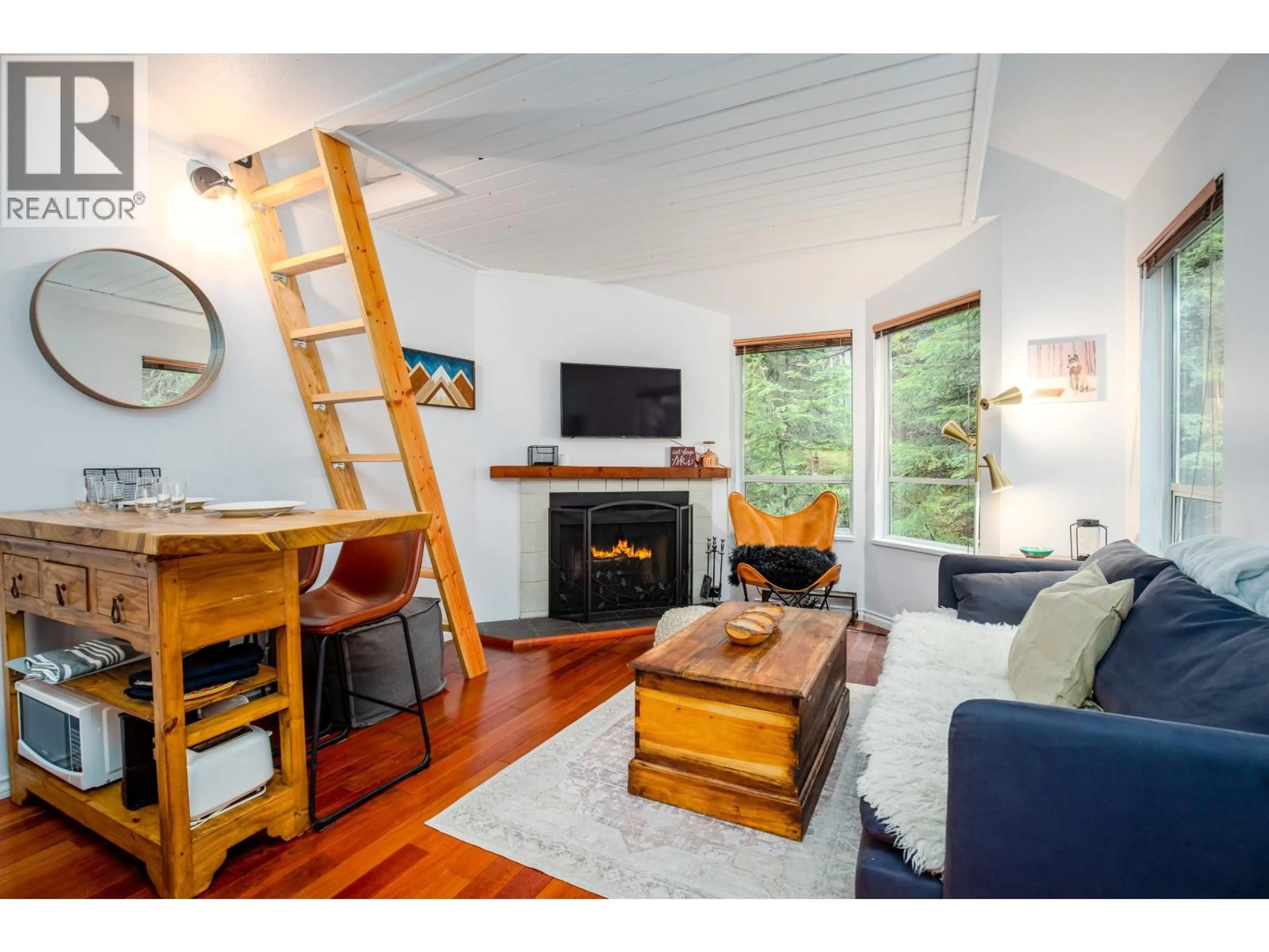 Living room with furniture, wood/laminate floor for 4 - 2247 SAPPORO DRIVE, Whistler British Columbia V8E0B5