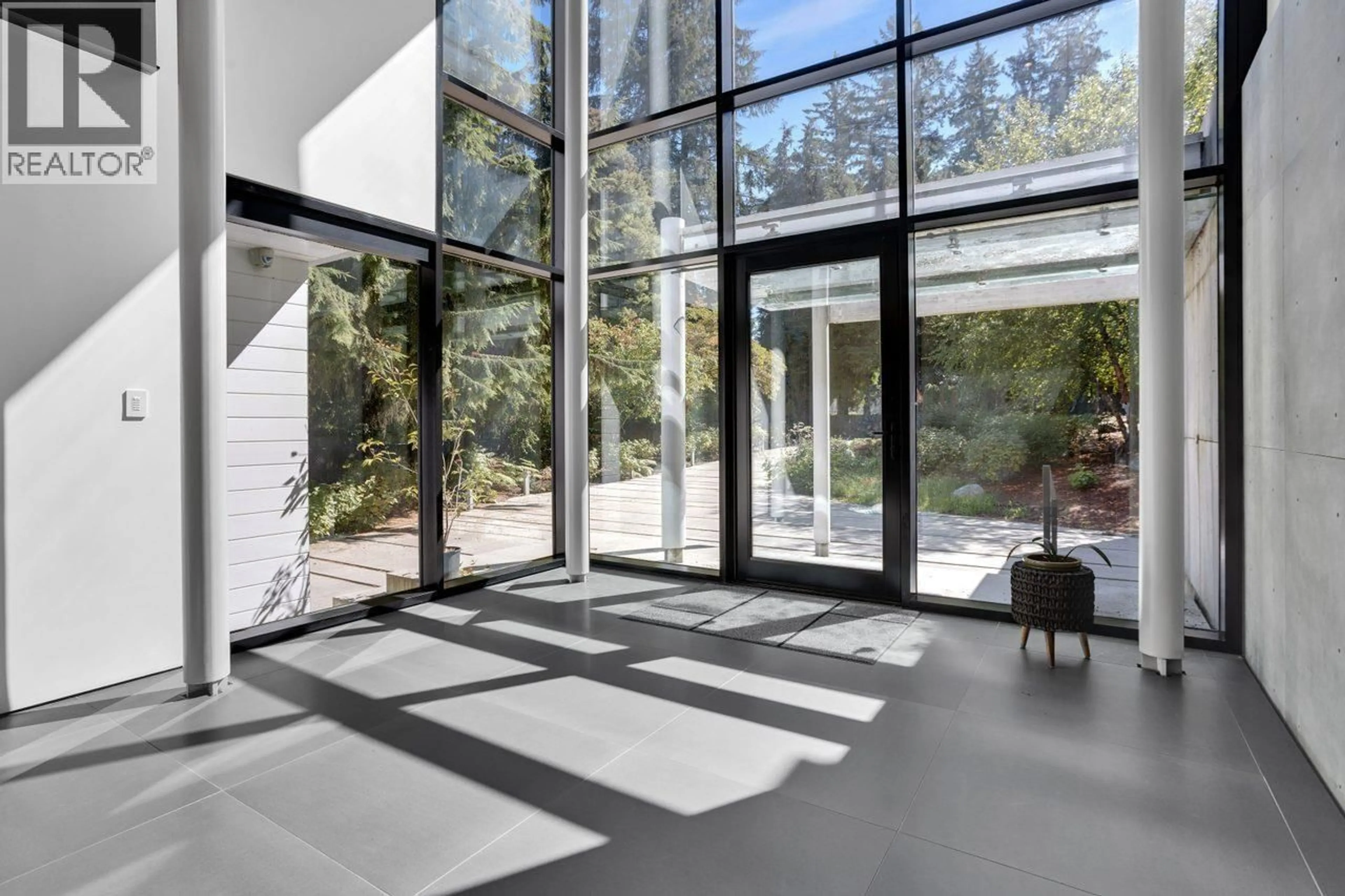 Indoor foyer for 4725 4TH AVENUE, Vancouver British Columbia V6T1C3