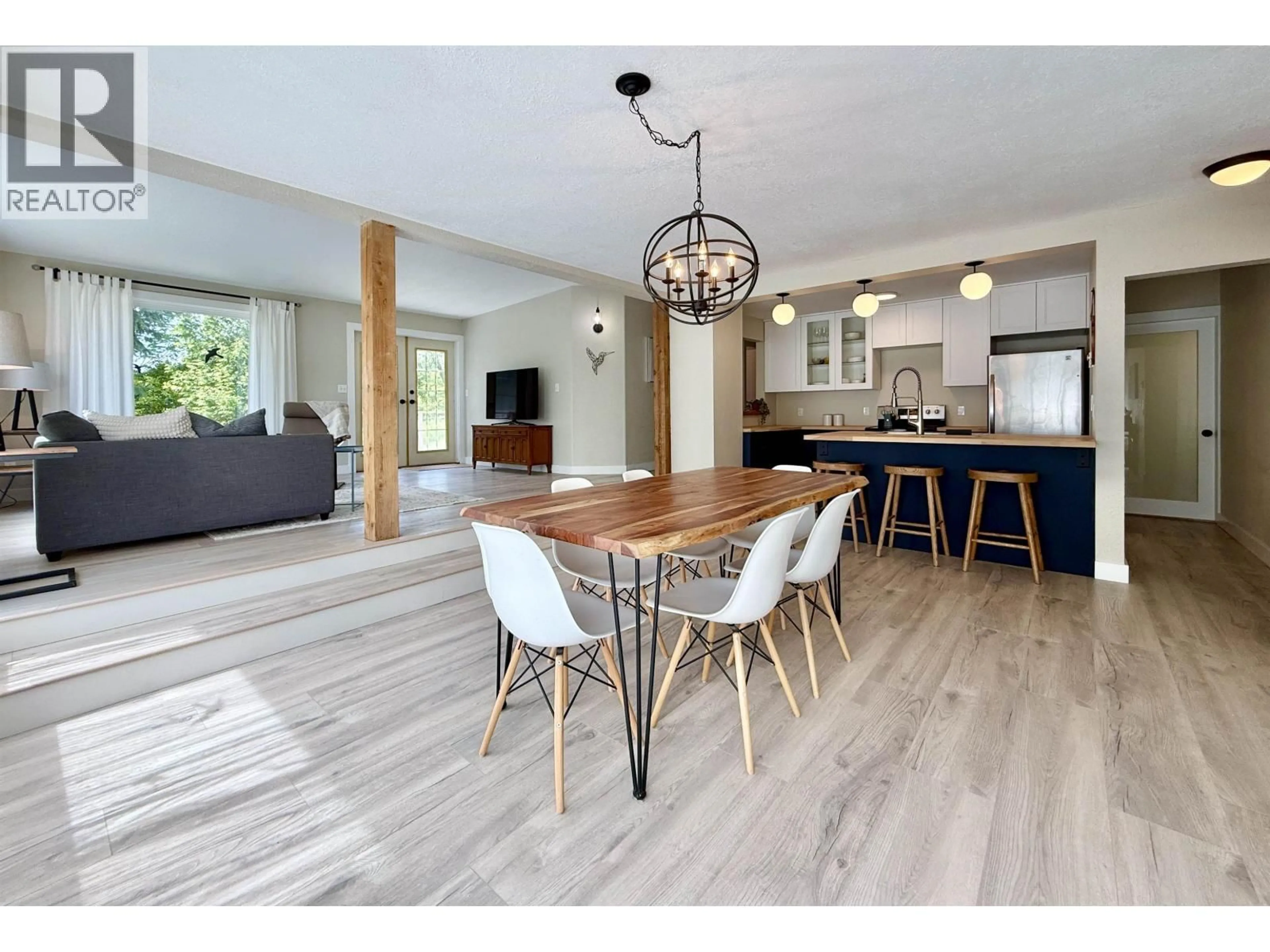 Open concept kitchen, wood/laminate floor for 6376 SUNSHINE COAST HIGHWAY, Sechelt British Columbia V7Z0M3