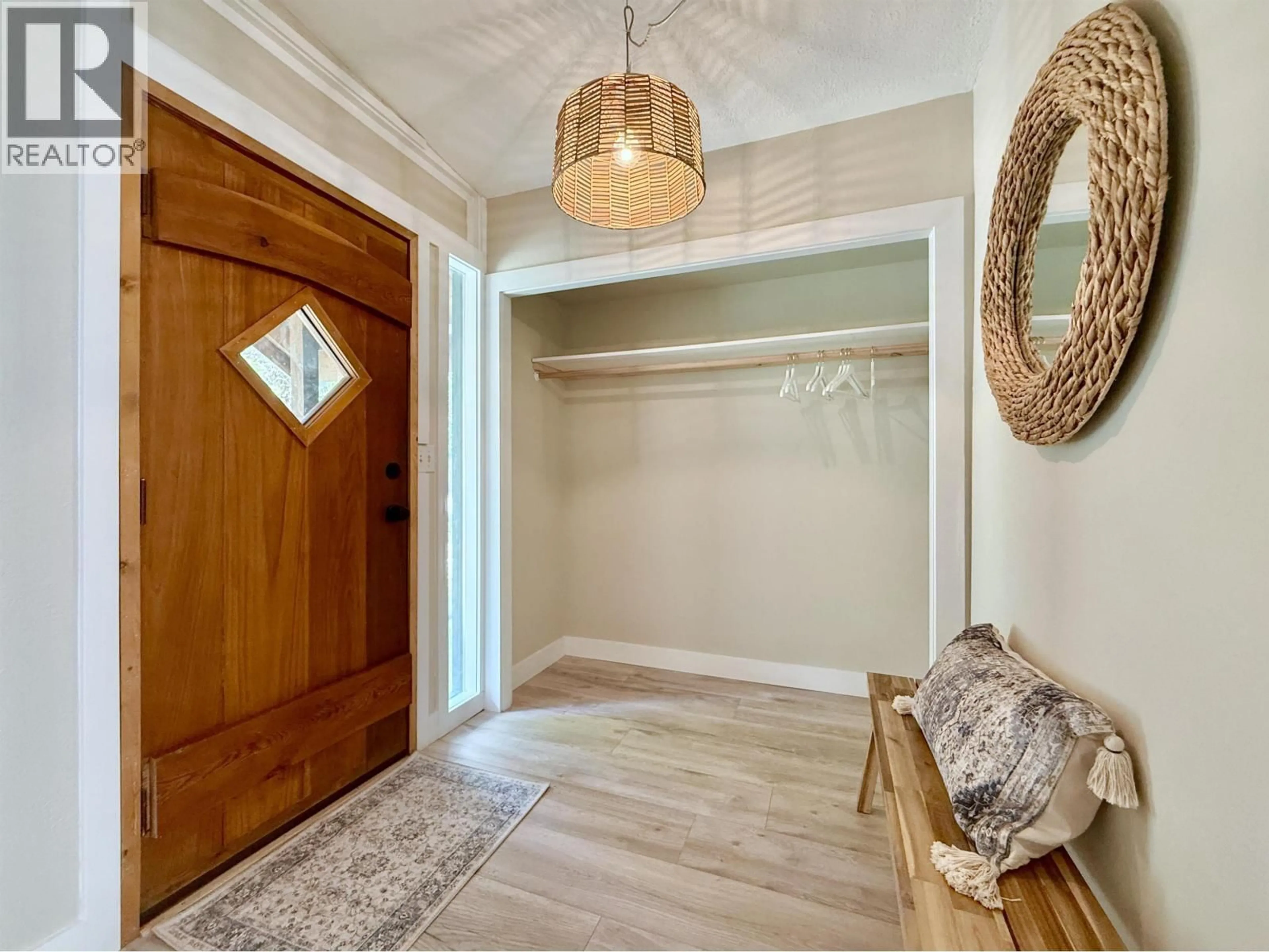 Indoor entryway for 6376 SUNSHINE COAST HIGHWAY, Sechelt British Columbia V7Z0M3