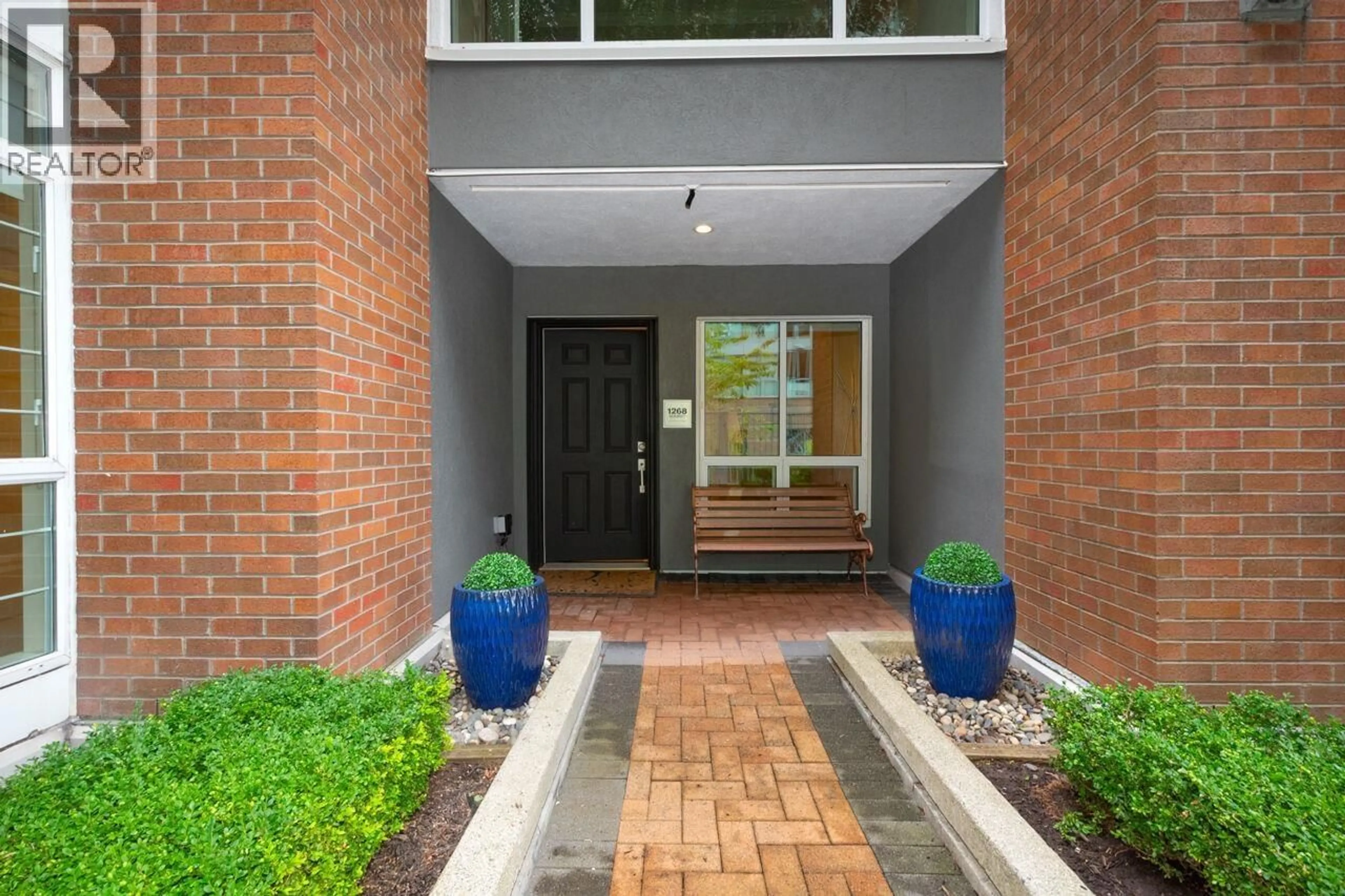 Indoor foyer for 1268 QUEBEC STREET, Vancouver British Columbia V6A4G7