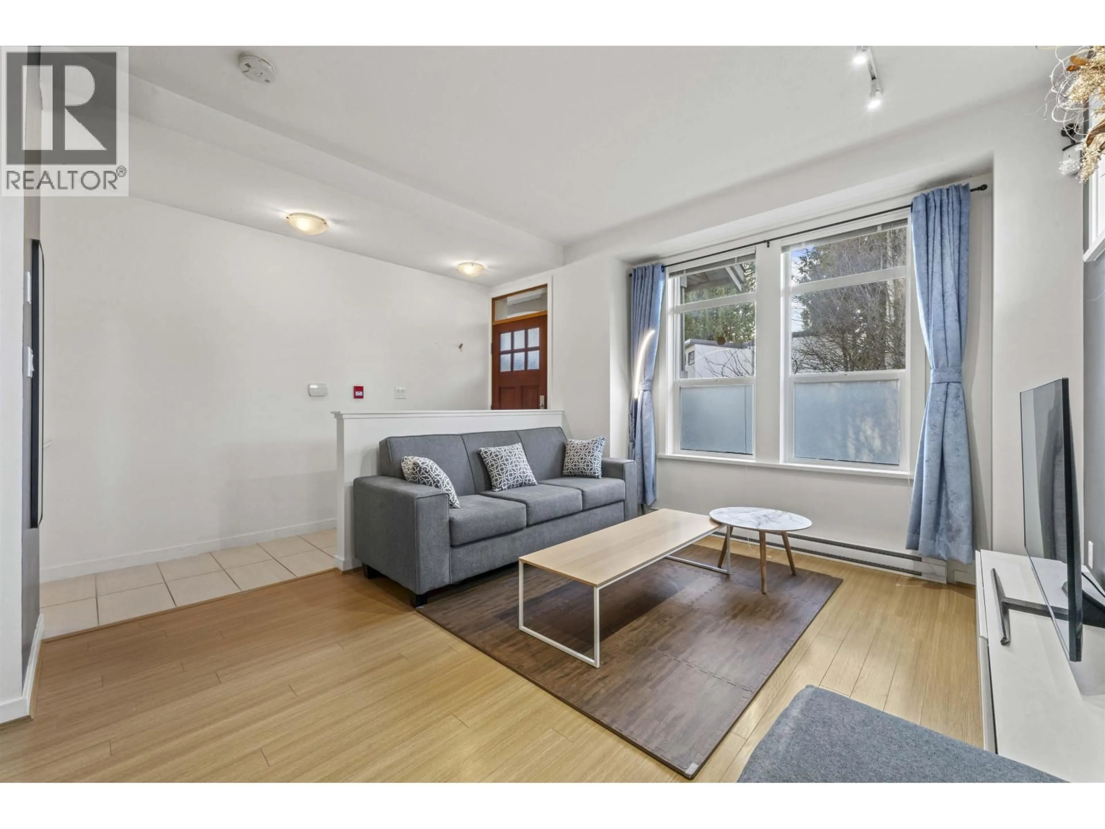 Living room with furniture, unknown for 15 - 5771 IRMIN STREET, Burnaby British Columbia V5J0C5
