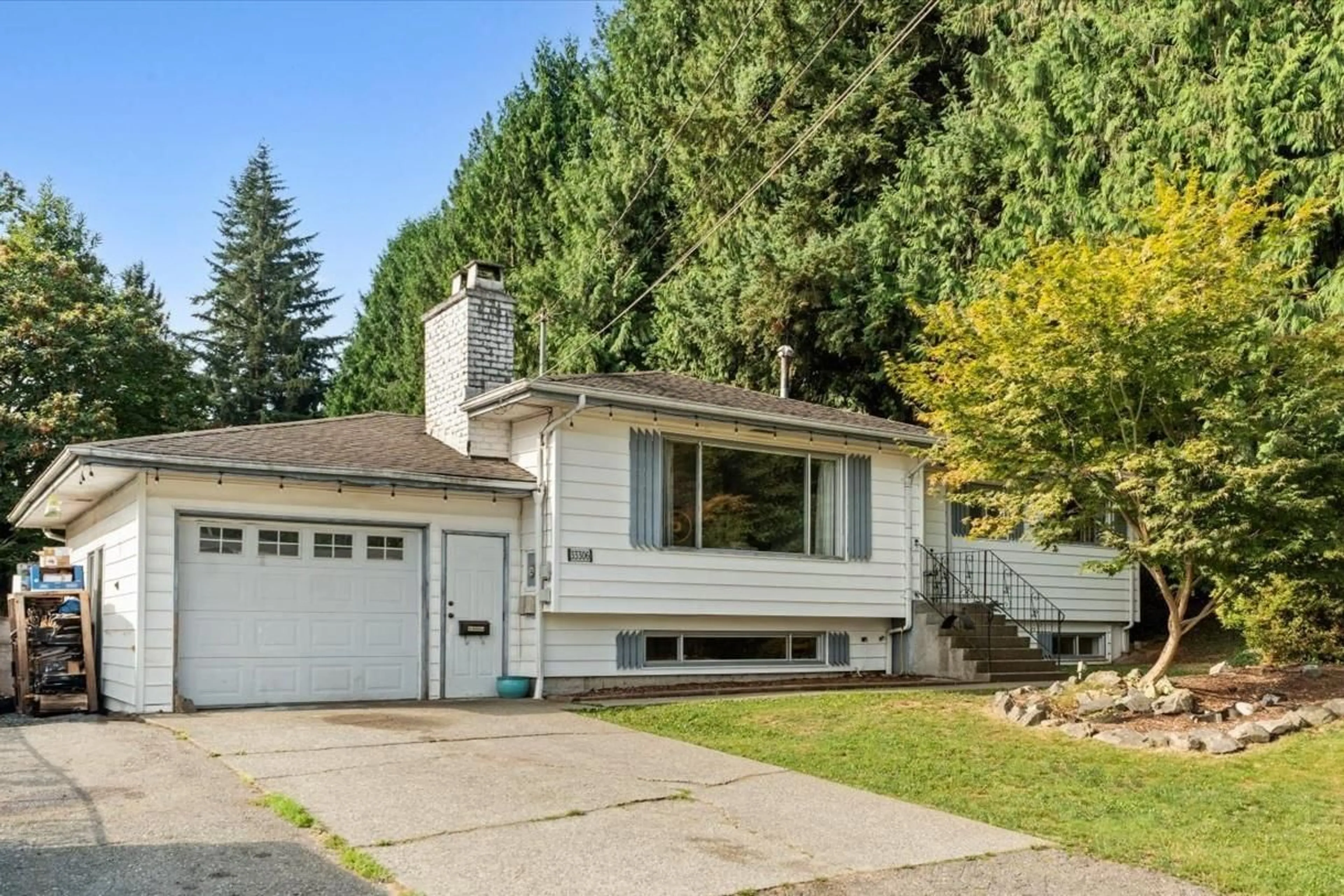 Home with vinyl exterior material, street for 33306 RAINBOW AVENUE, Abbotsford British Columbia V2S1E5