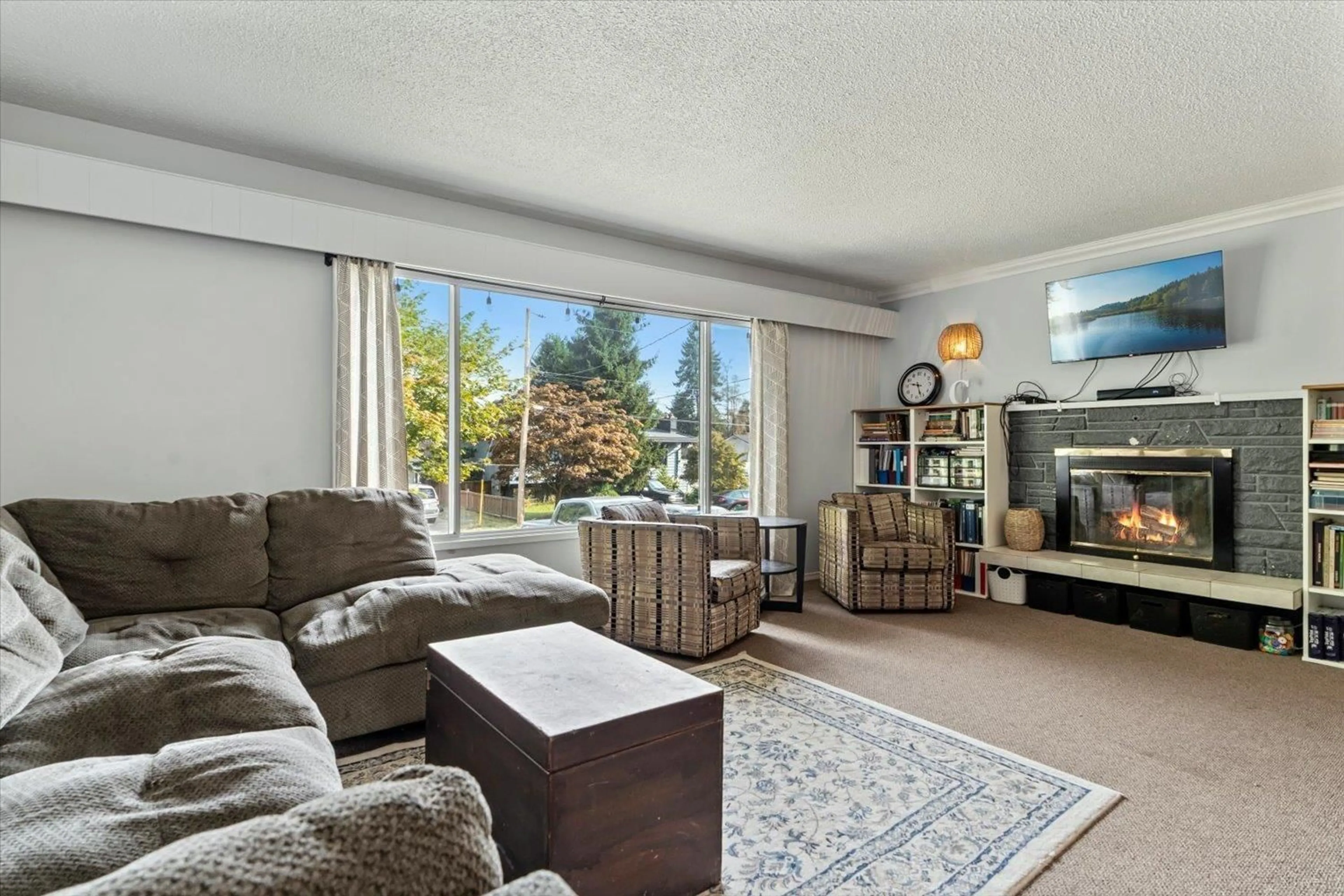 Living room with furniture, unknown for 33306 RAINBOW AVENUE, Abbotsford British Columbia V2S1E5