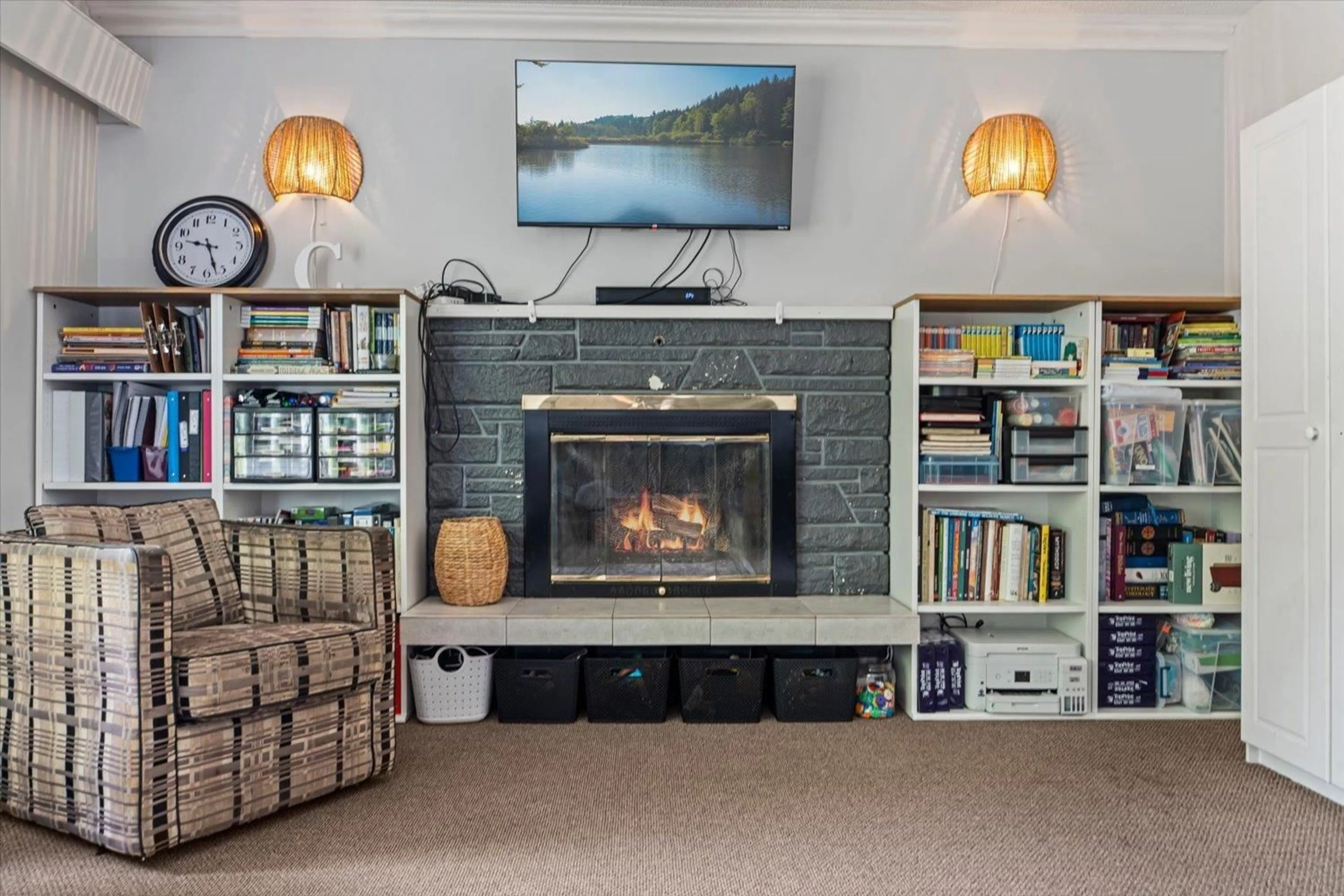 Living room with furniture, unknown for 33306 RAINBOW AVENUE, Abbotsford British Columbia V2S1E5