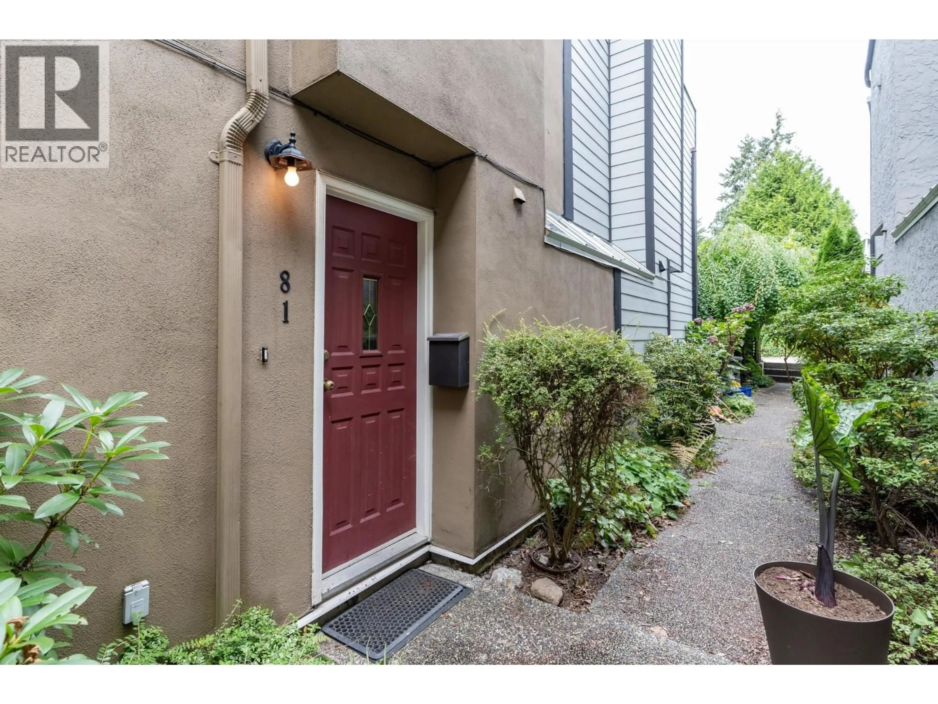 Indoor entryway for 3581 6TH AVENUE, Vancouver British Columbia V6R1T5