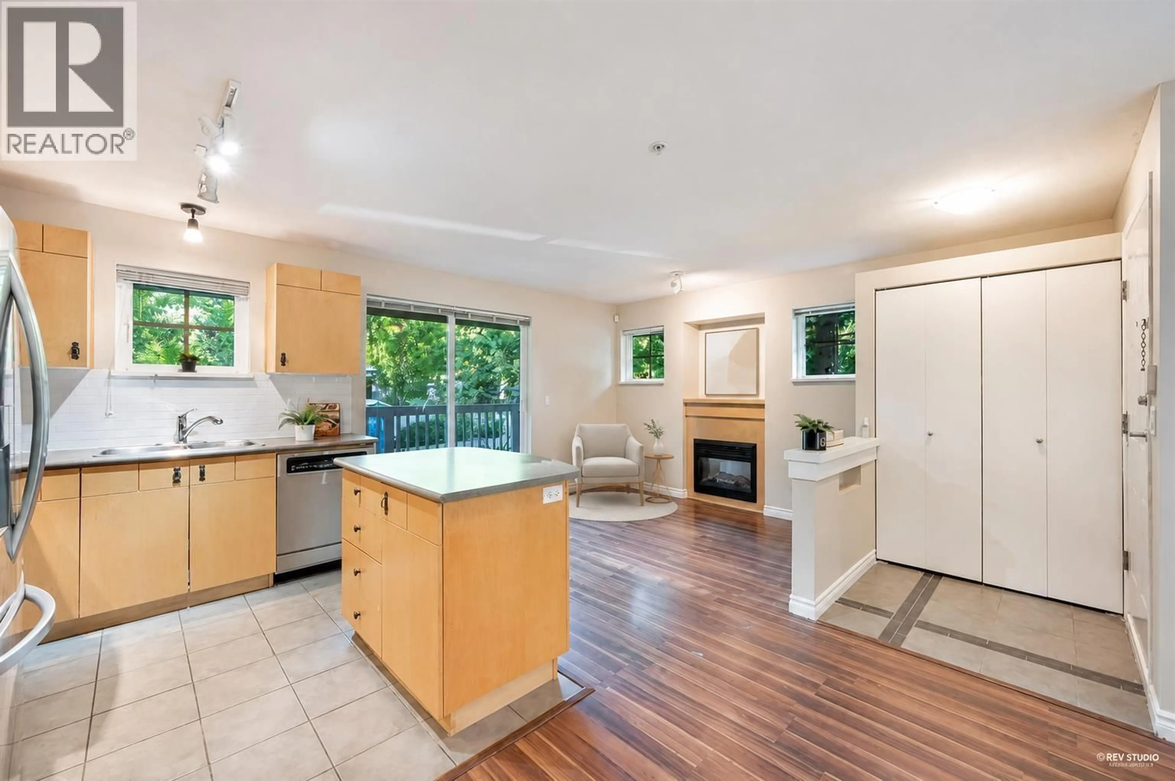 Open concept kitchen, unknown for 17 - 7488 SOUTHWYNDE AVENUE, Burnaby British Columbia V3N5C6