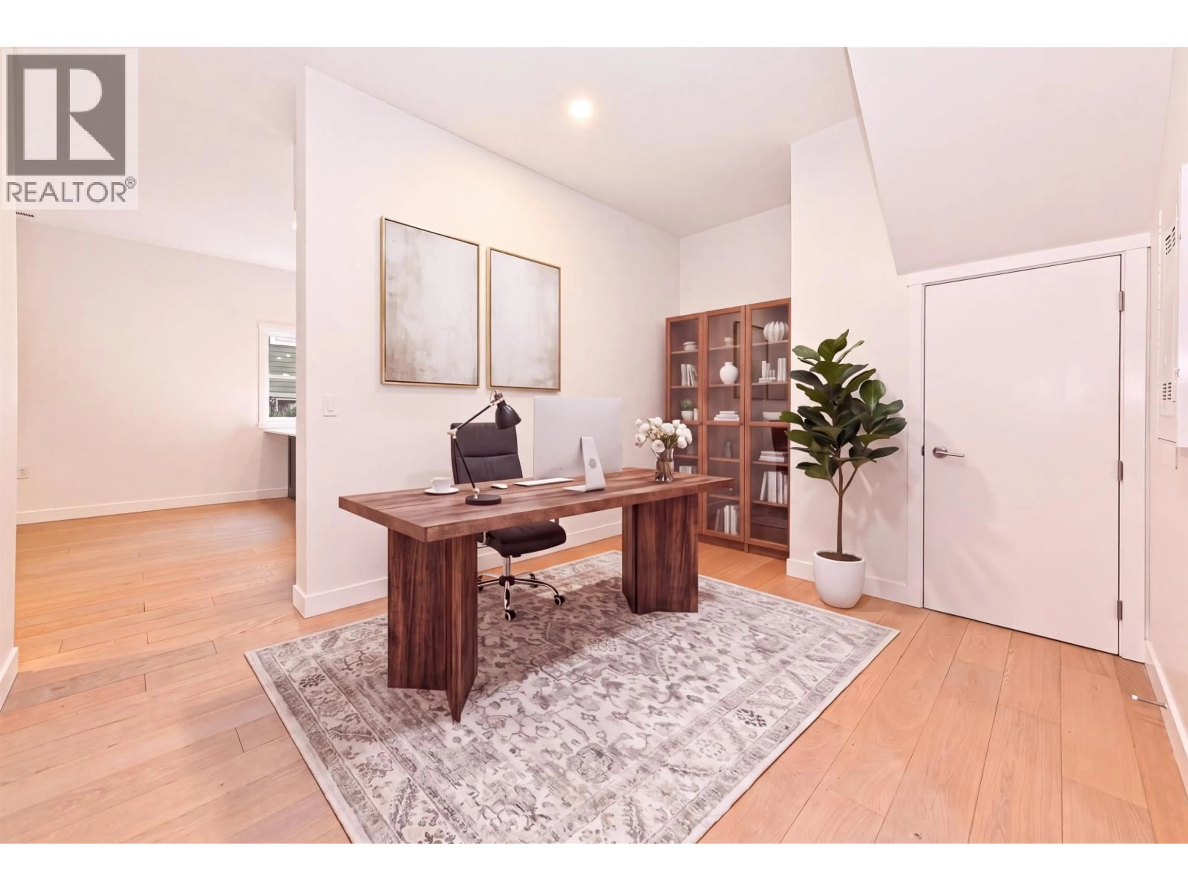 Indoor entryway for 74 FIRST STREET, New Westminster British Columbia V3L2G1