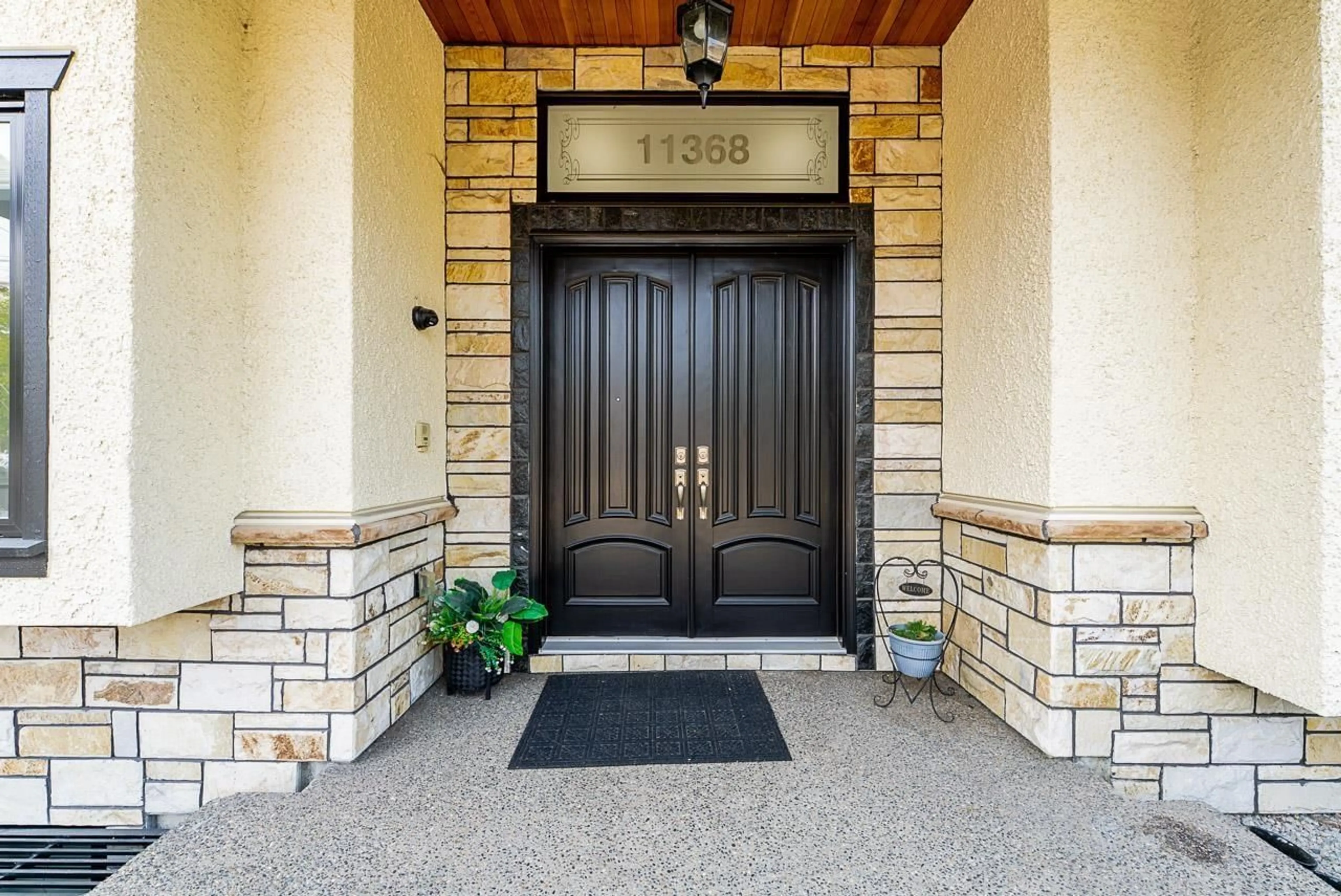 Indoor entryway for 11368 82 AVENUE, Delta British Columbia V4C2C1