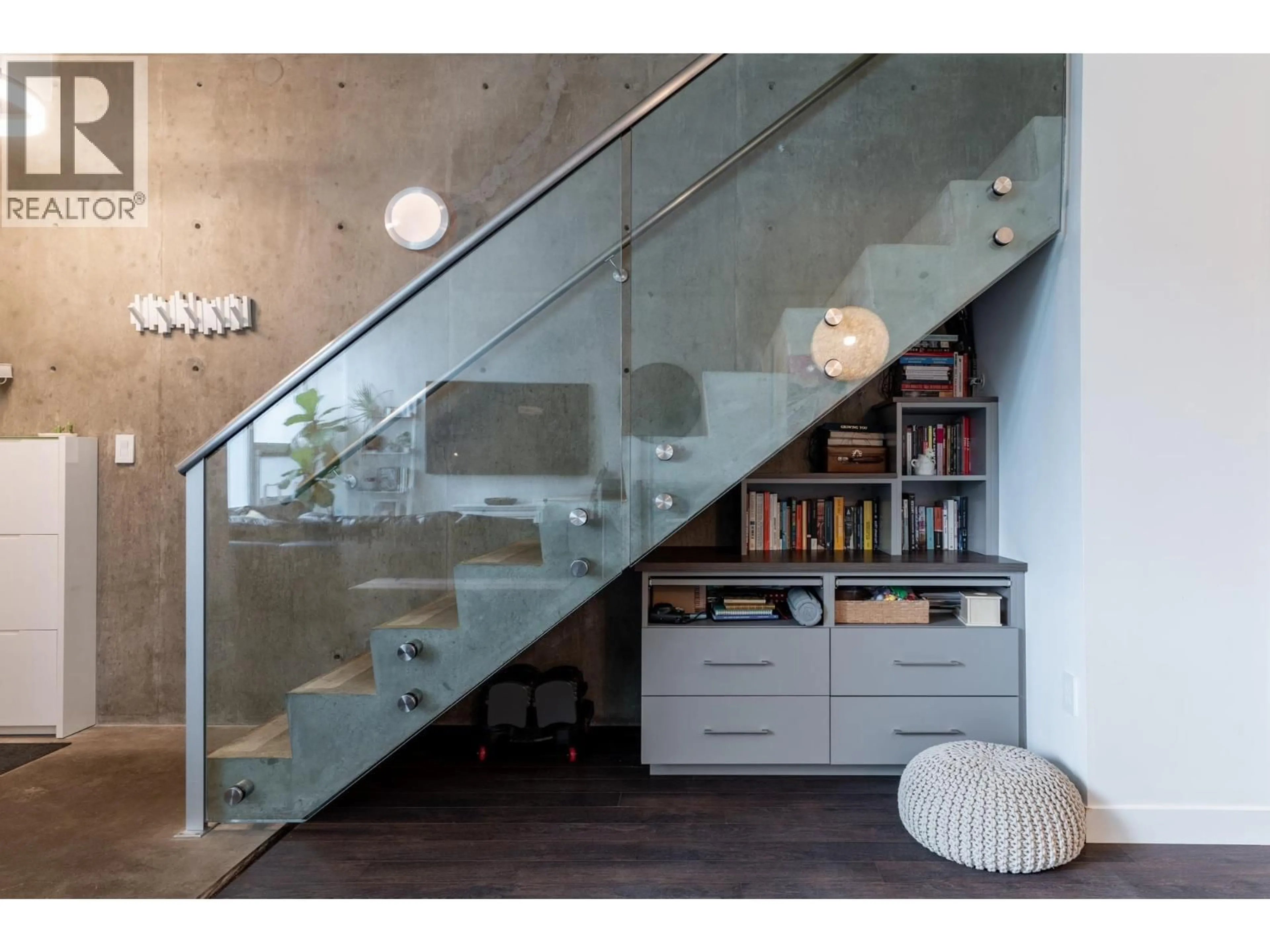 Stairs for 182 17TH AVENUE, Vancouver British Columbia V5V1A4