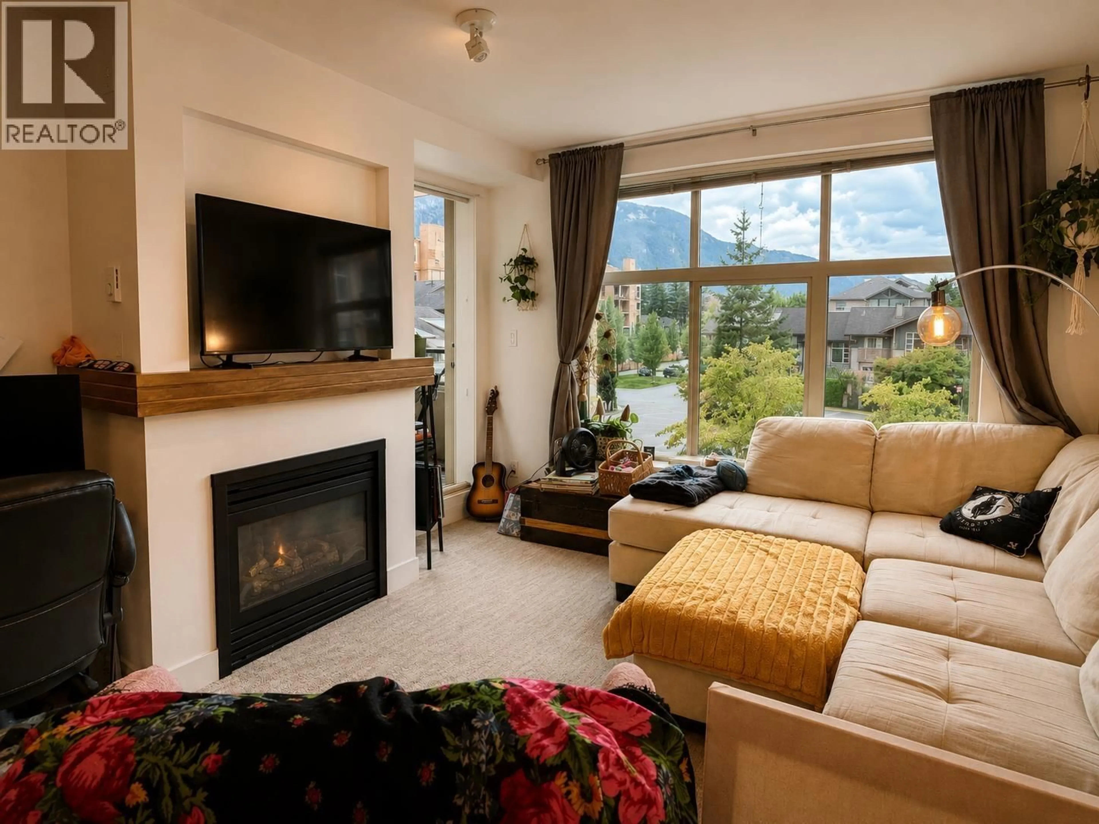 Living room with furniture, unknown for 318 - 1211 VILLAGE GREEN WAY, Squamish British Columbia V8B0R7