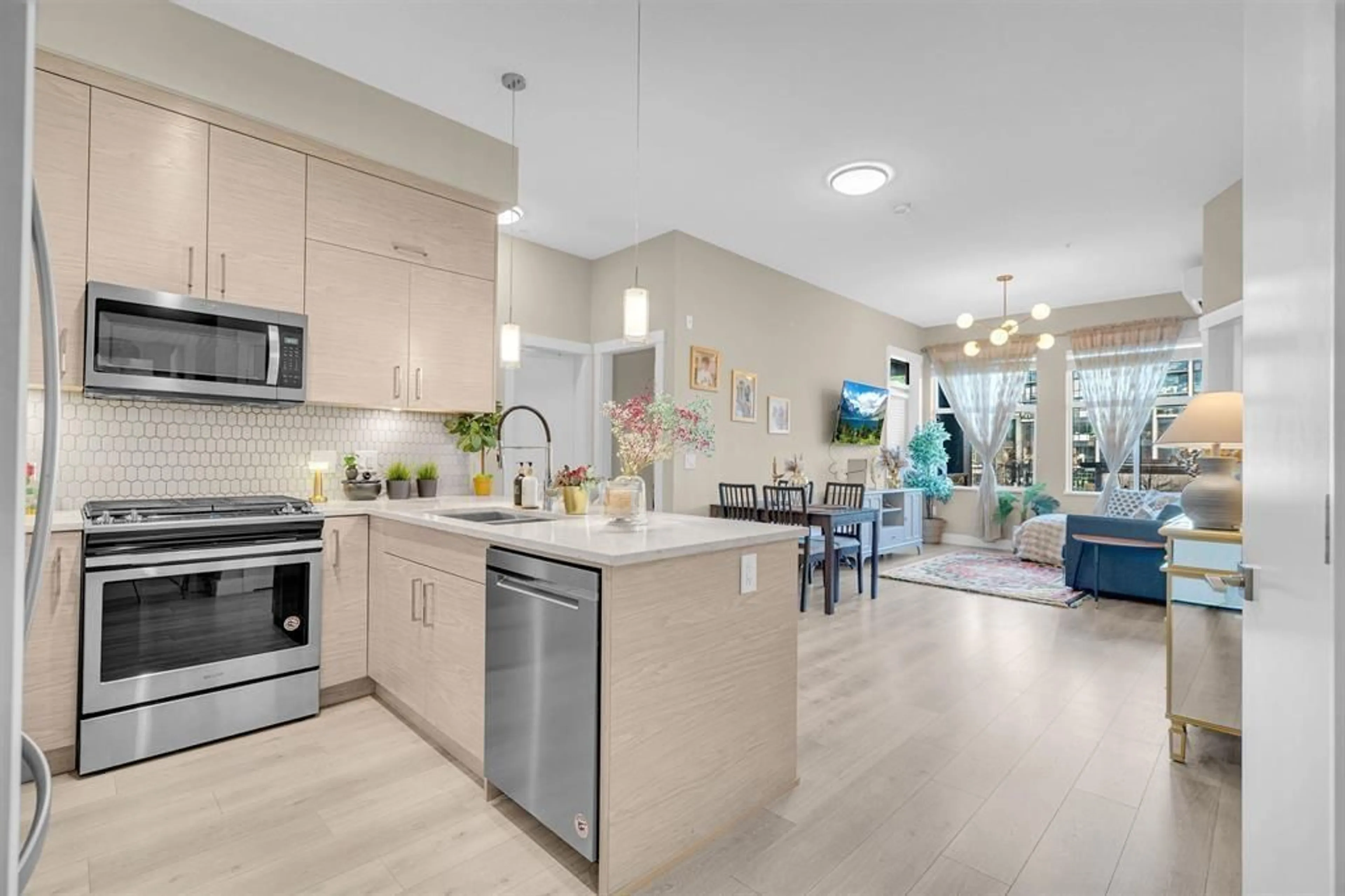 Open concept kitchen, ceramic/tile floor for 219 - 2120 GLADWIN ROAD, Abbotsford British Columbia V3S0L7