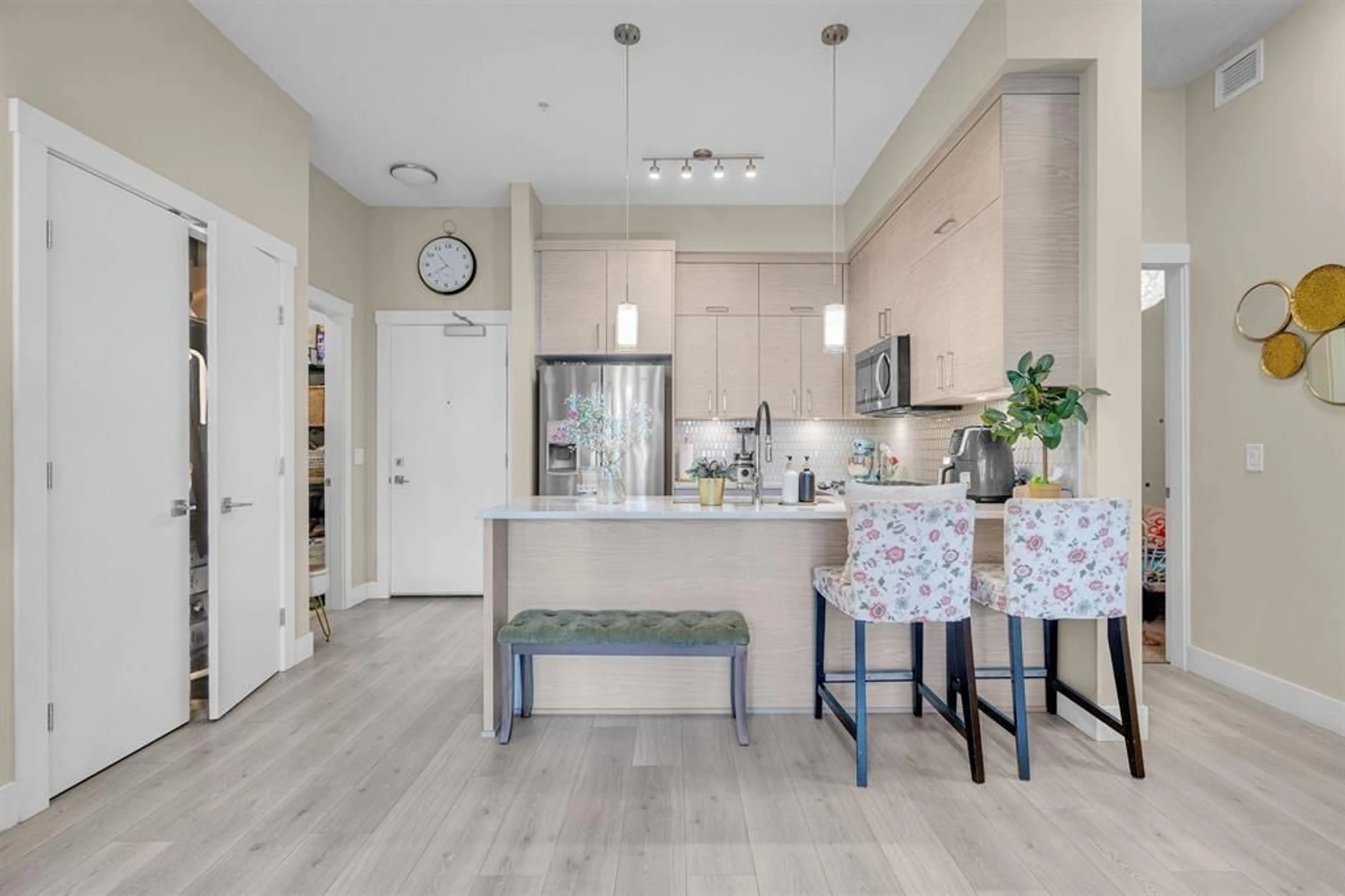 Open concept kitchen, ceramic/tile floor for 219 - 2120 GLADWIN ROAD, Abbotsford British Columbia V3S0L7
