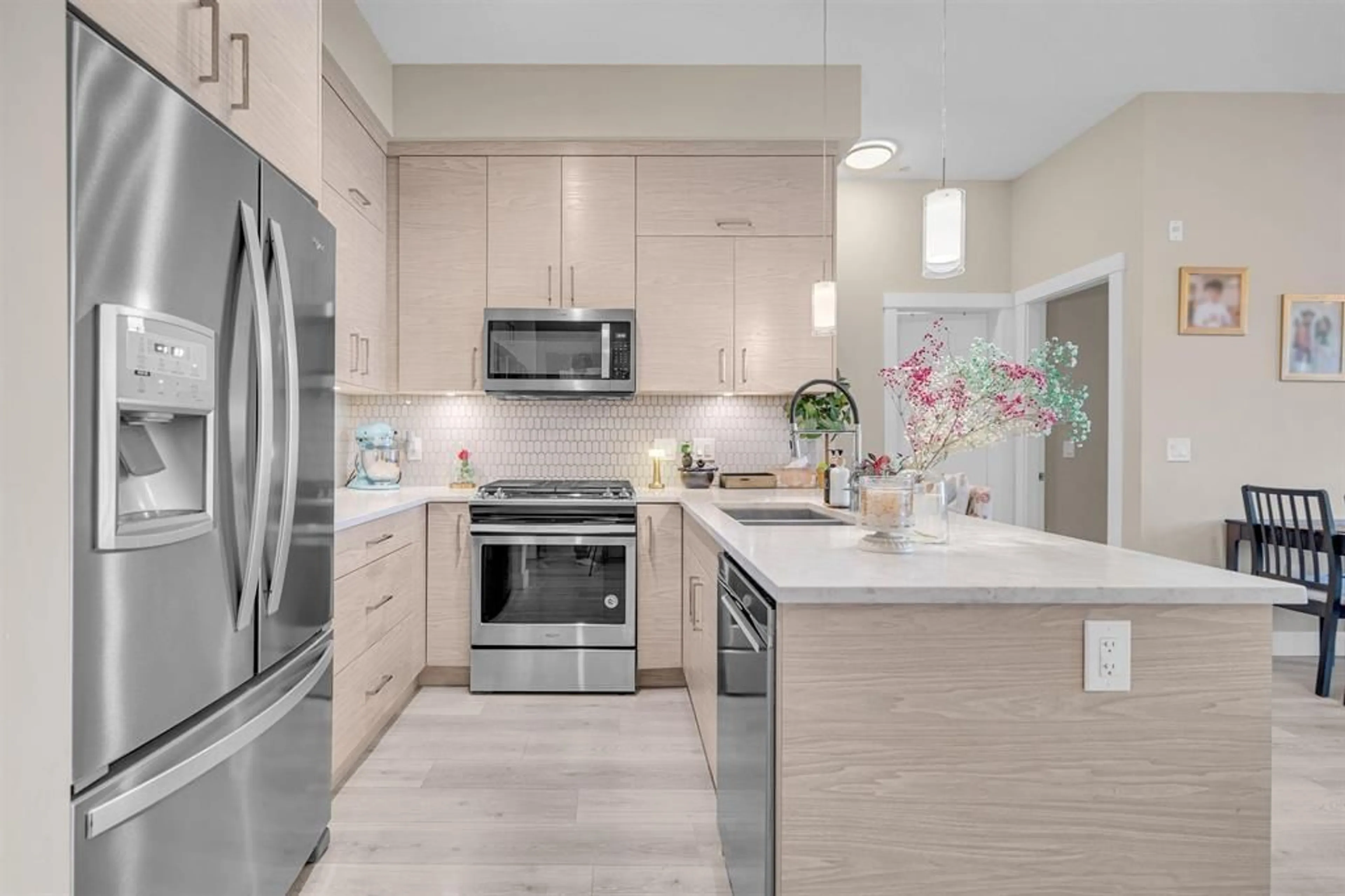 Contemporary kitchen, ceramic/tile floor for 219 - 2120 GLADWIN ROAD, Abbotsford British Columbia V3S0L7