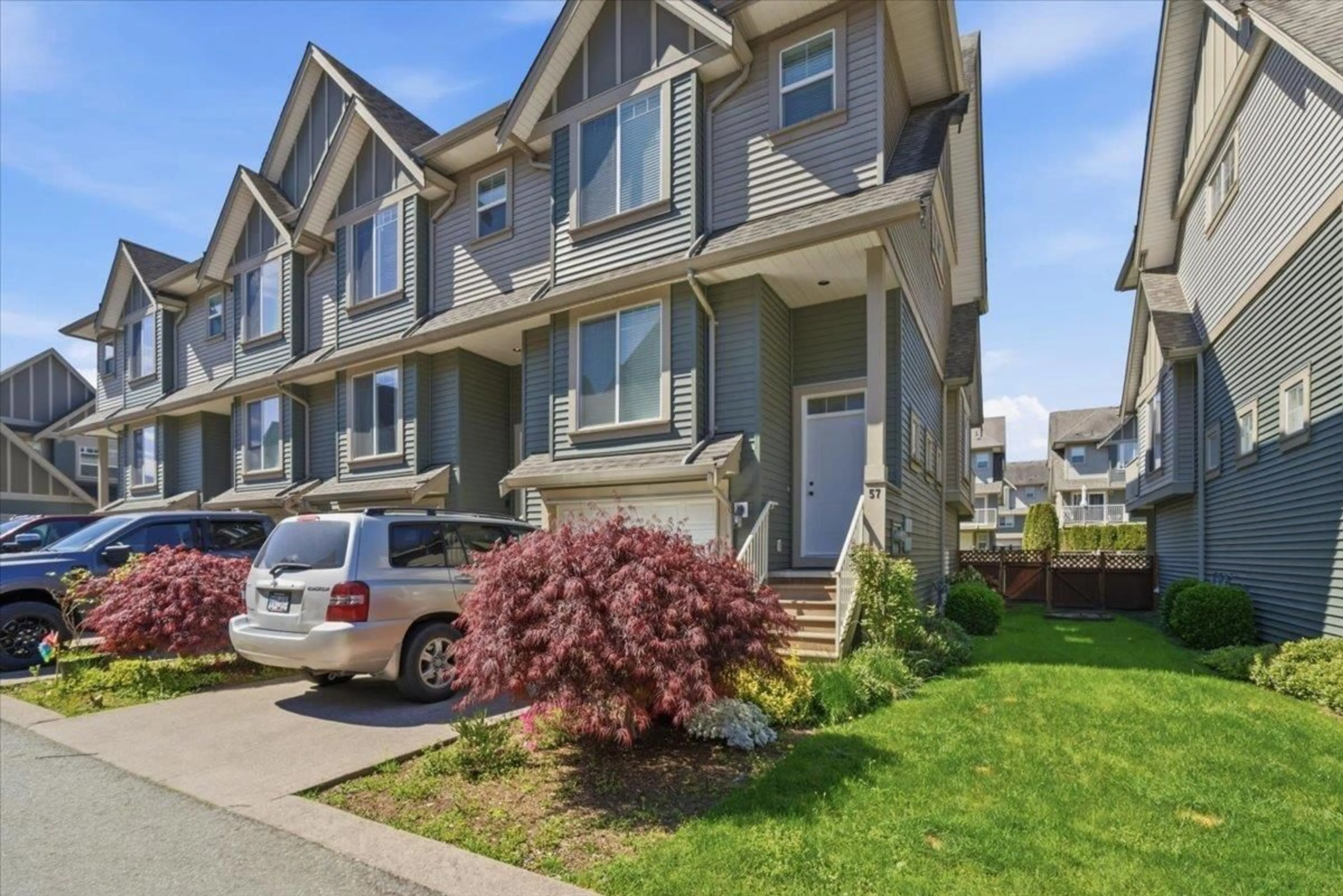 Home with vinyl exterior material, street for 57 - 6498 SOUTHDOWNE PLACE, Chilliwack British Columbia V2R0K3