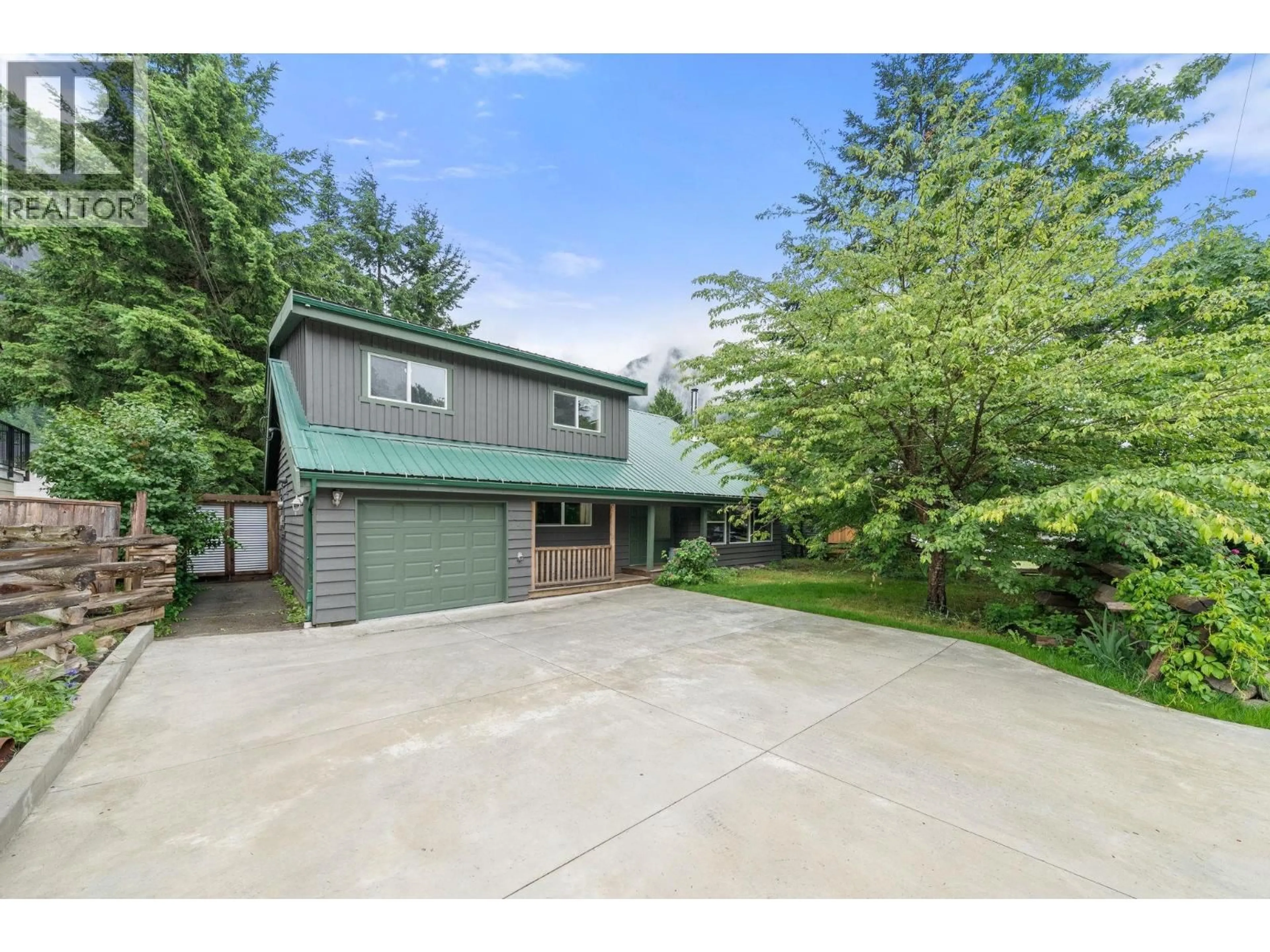 A pic from outside/outdoor area/front of a property/back of a property/a pic from drone, unknown for 38260 WESTWAY AVENUE, Squamish British Columbia V8B0Y5