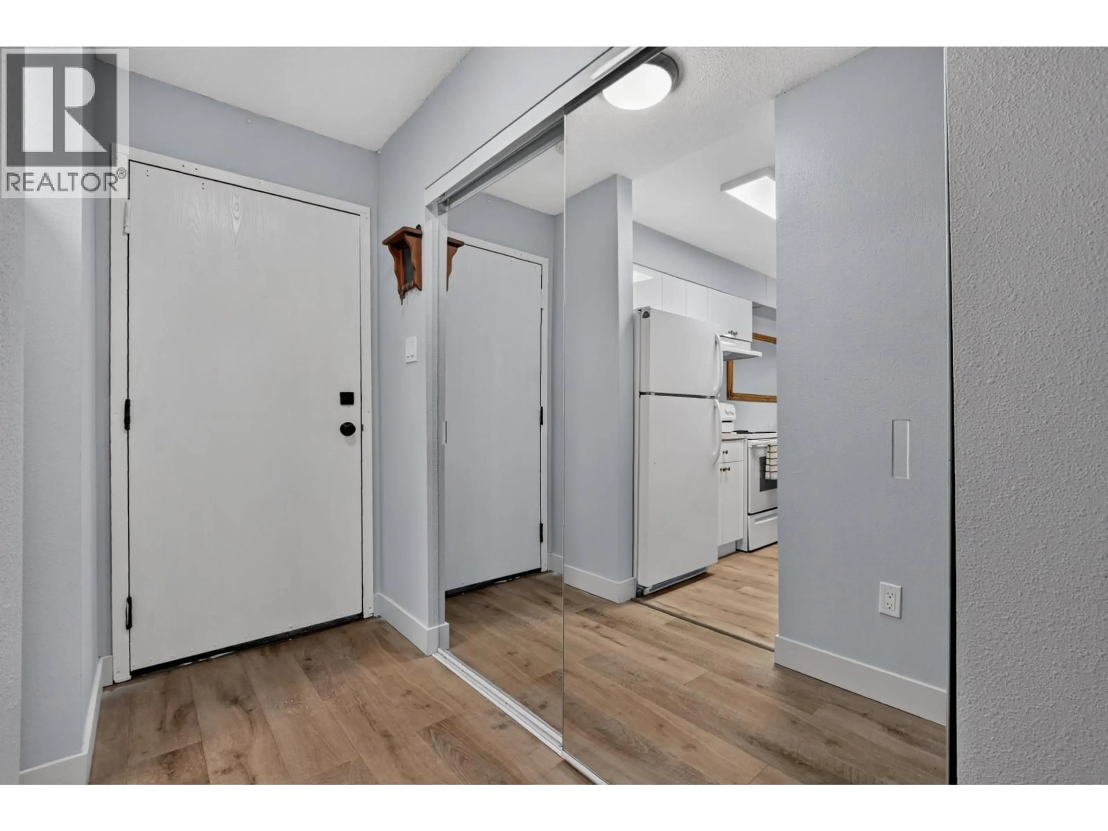Indoor entryway for 103 - 2217 REGENTS CRESCENT, Prince George British Columbia V2L1E9