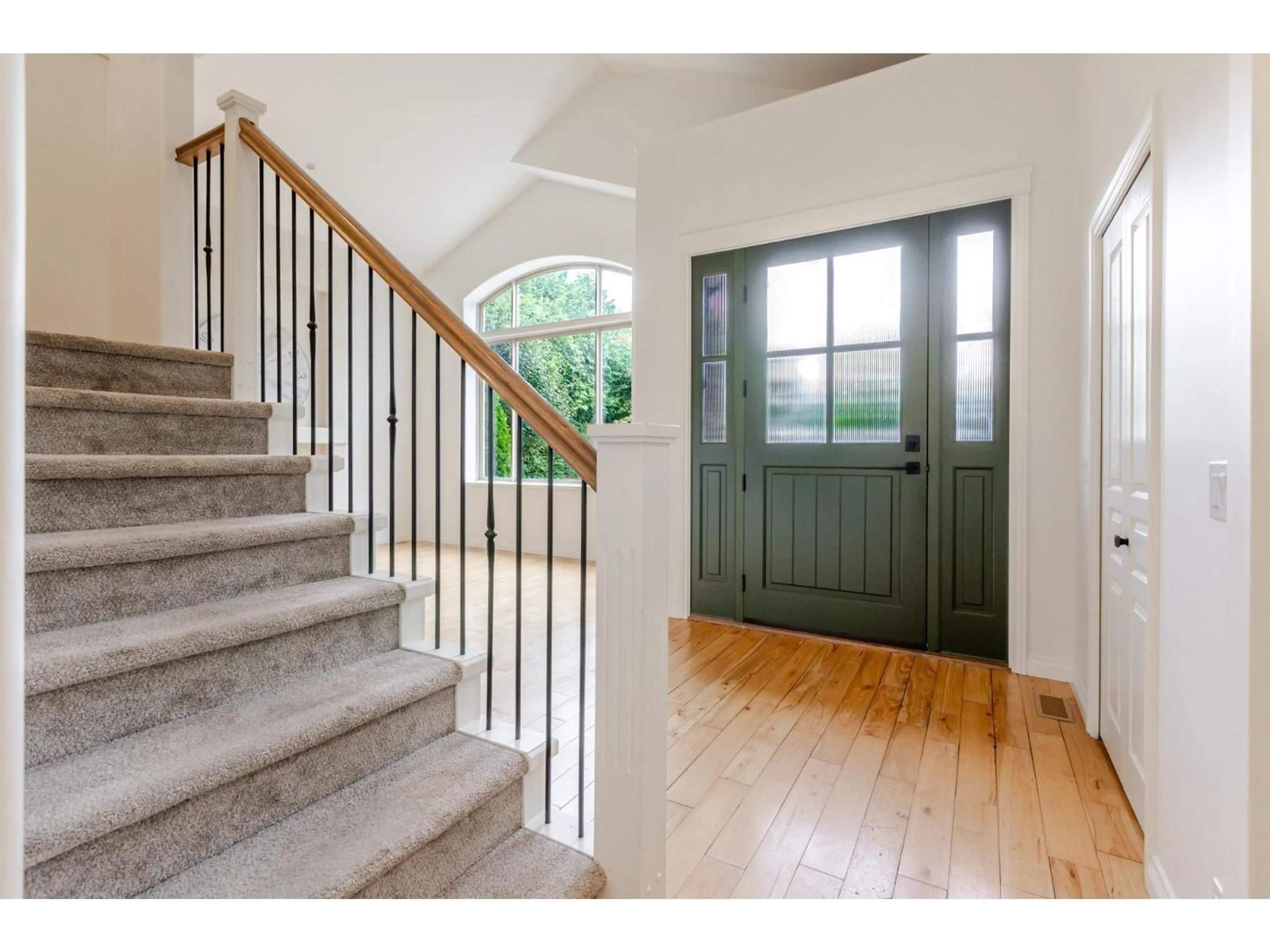 Indoor entryway for 18589 55 AVENUE, Surrey British Columbia V3S9E5
