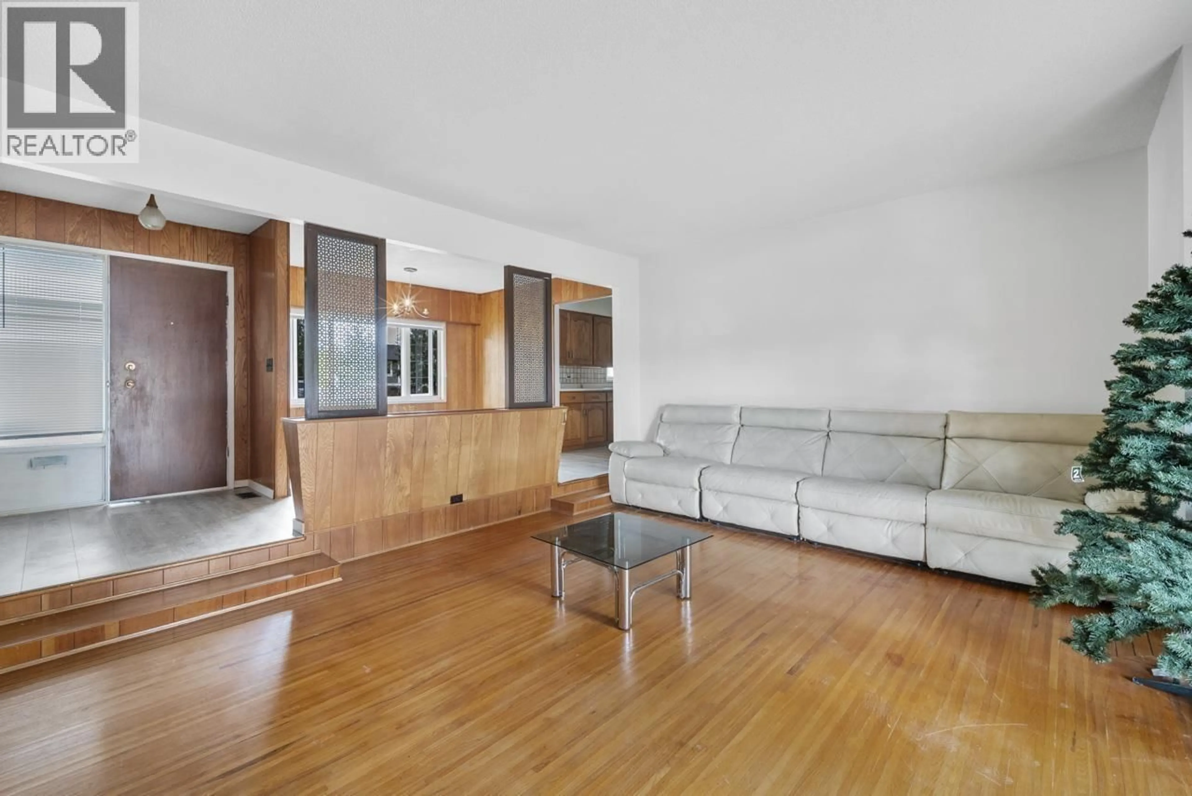 Living room with furniture, wood/laminate floor for 761 COTTONWOOD AVENUE, Coquitlam British Columbia V3J2S8