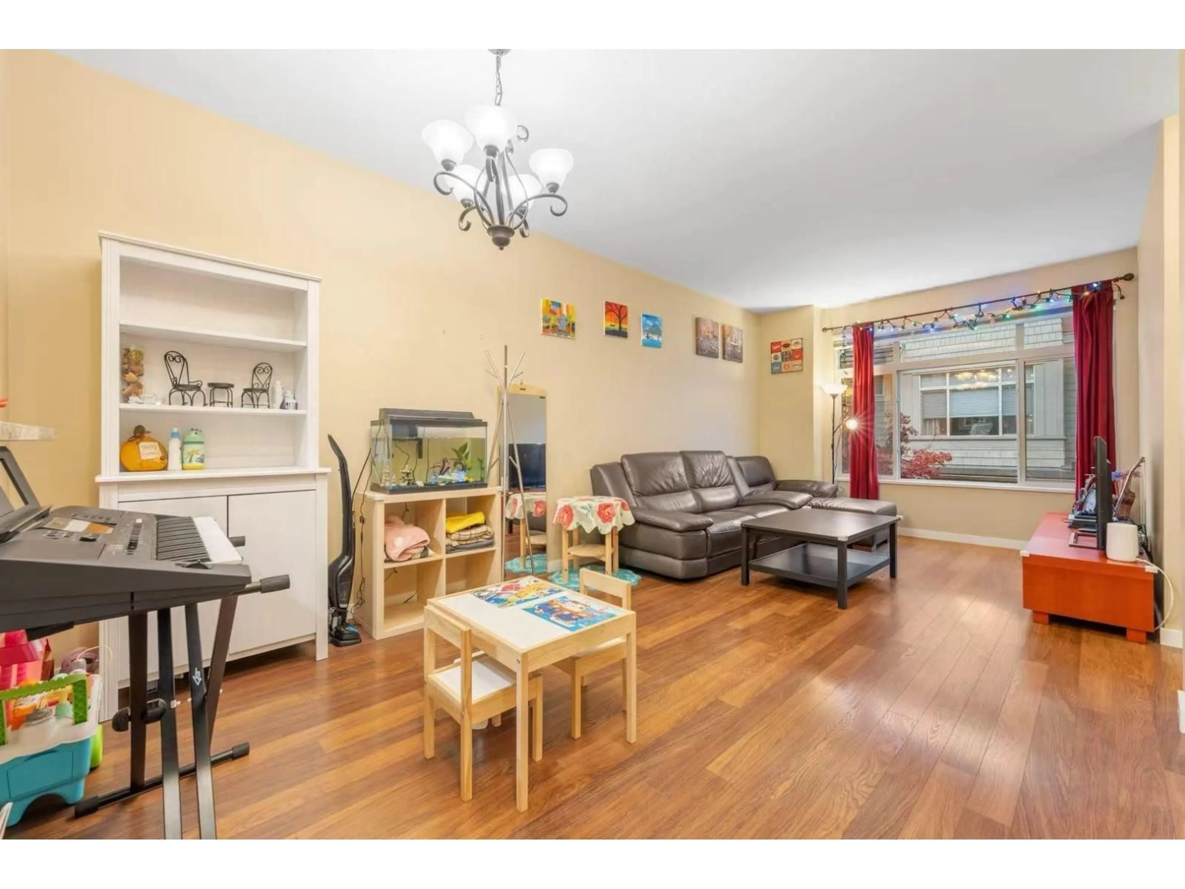 Living room with furniture, wood/laminate floor for 42 - 15151 34 AVENUE, Surrey British Columbia V3Z4P5