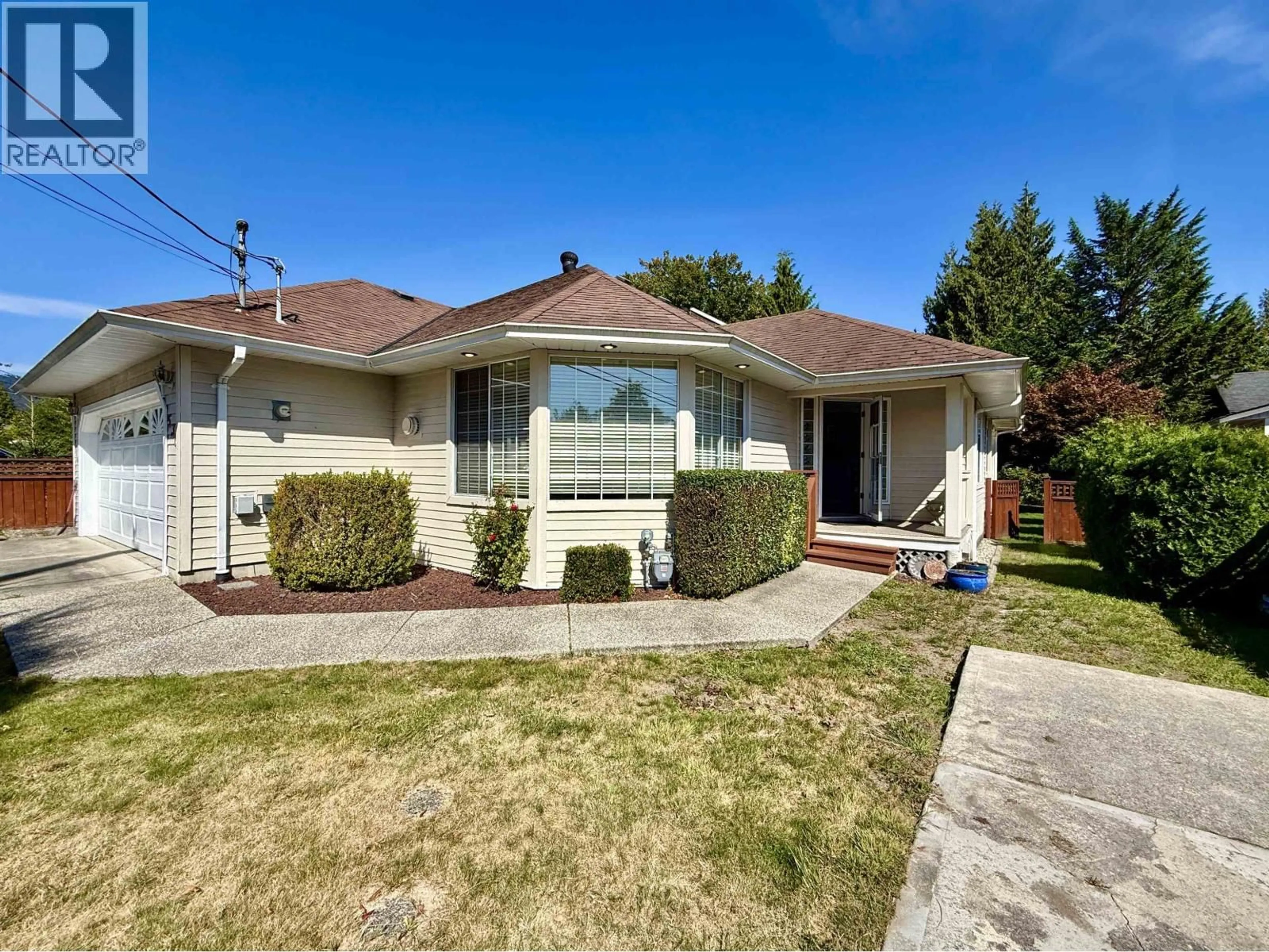 Home with vinyl exterior material, street for 530 SHAW ROAD, Gibsons British Columbia V0N1V8