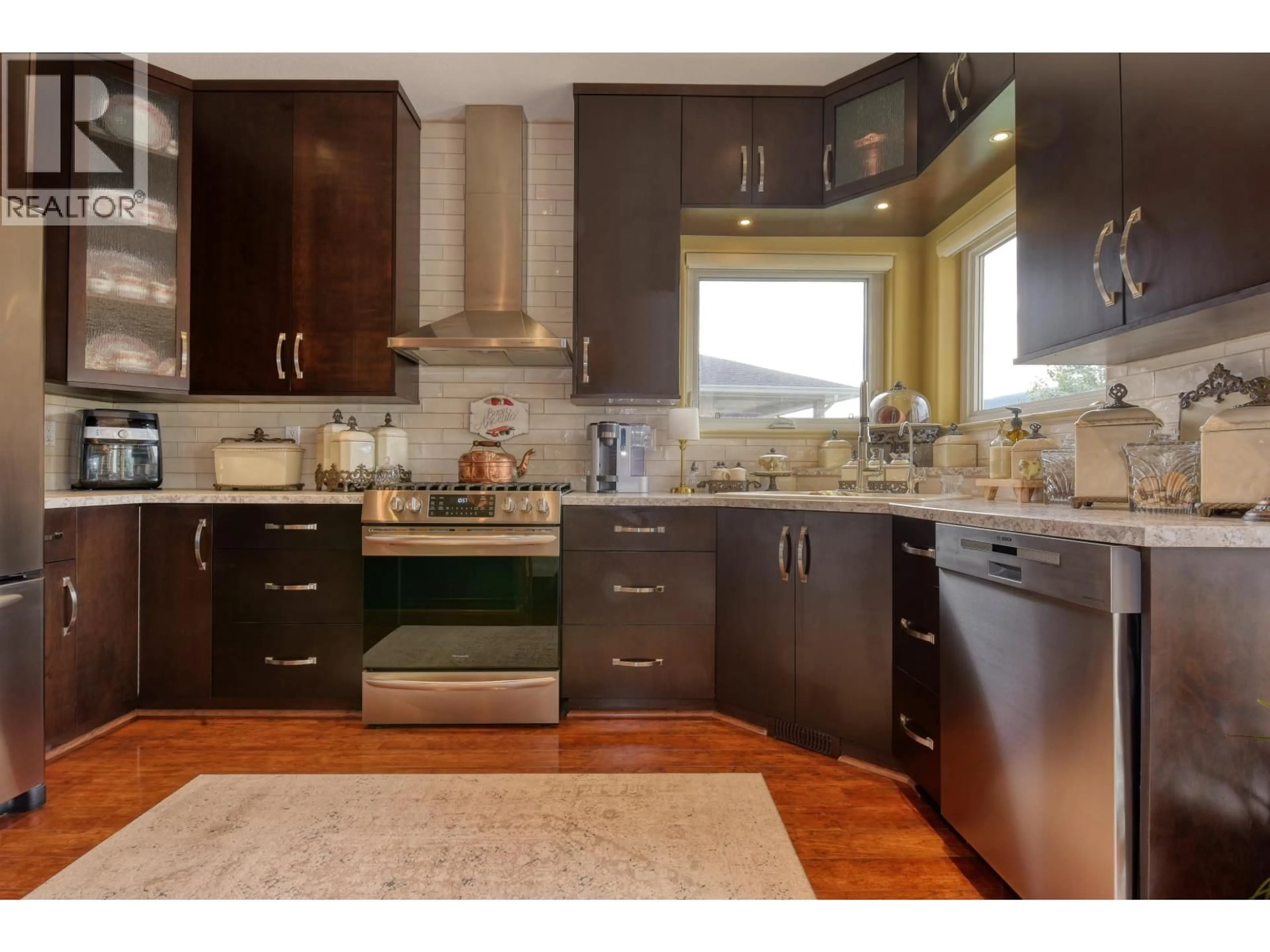 Contemporary kitchen, wood/laminate floor for 1515 DUNCAN ROAD, Williams Lake British Columbia V2G5K5