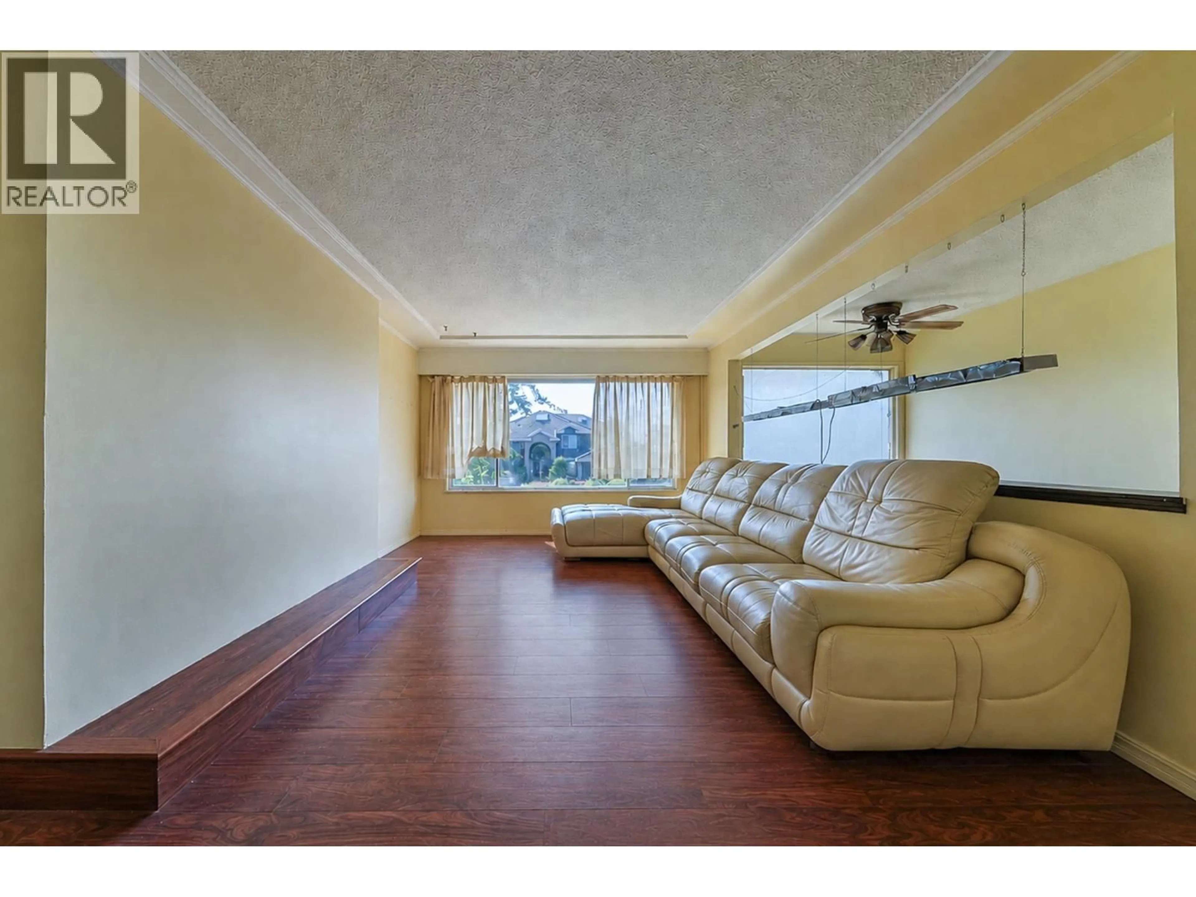 Living room with furniture, wood/laminate floor for 10671 AINTREE CRESCENT, Richmond British Columbia V7A3V2