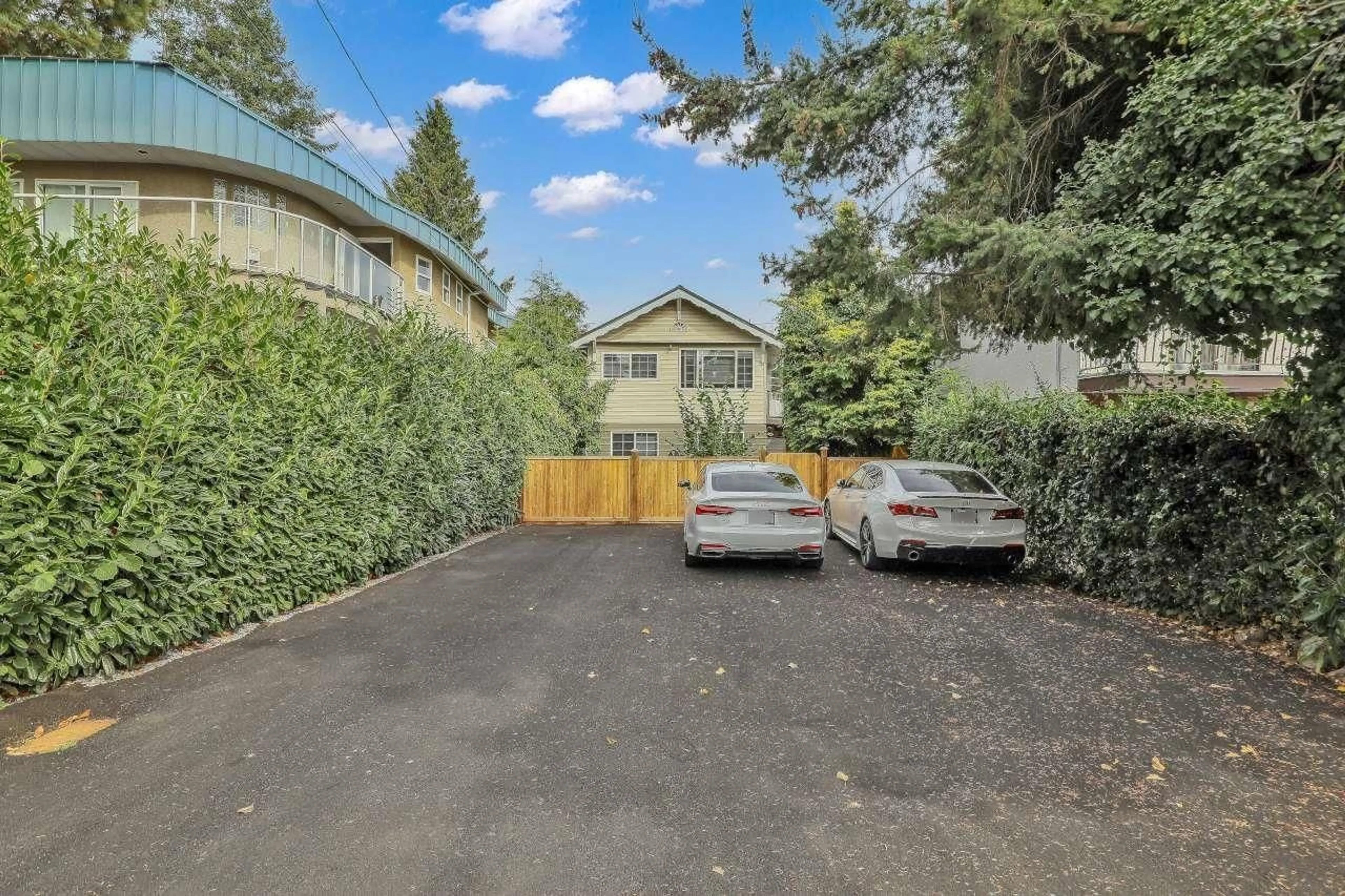 A pic from outside/outdoor area/front of a property/back of a property/a pic from drone, street for 866 FINLAY STREET, White Rock British Columbia V4B4K2