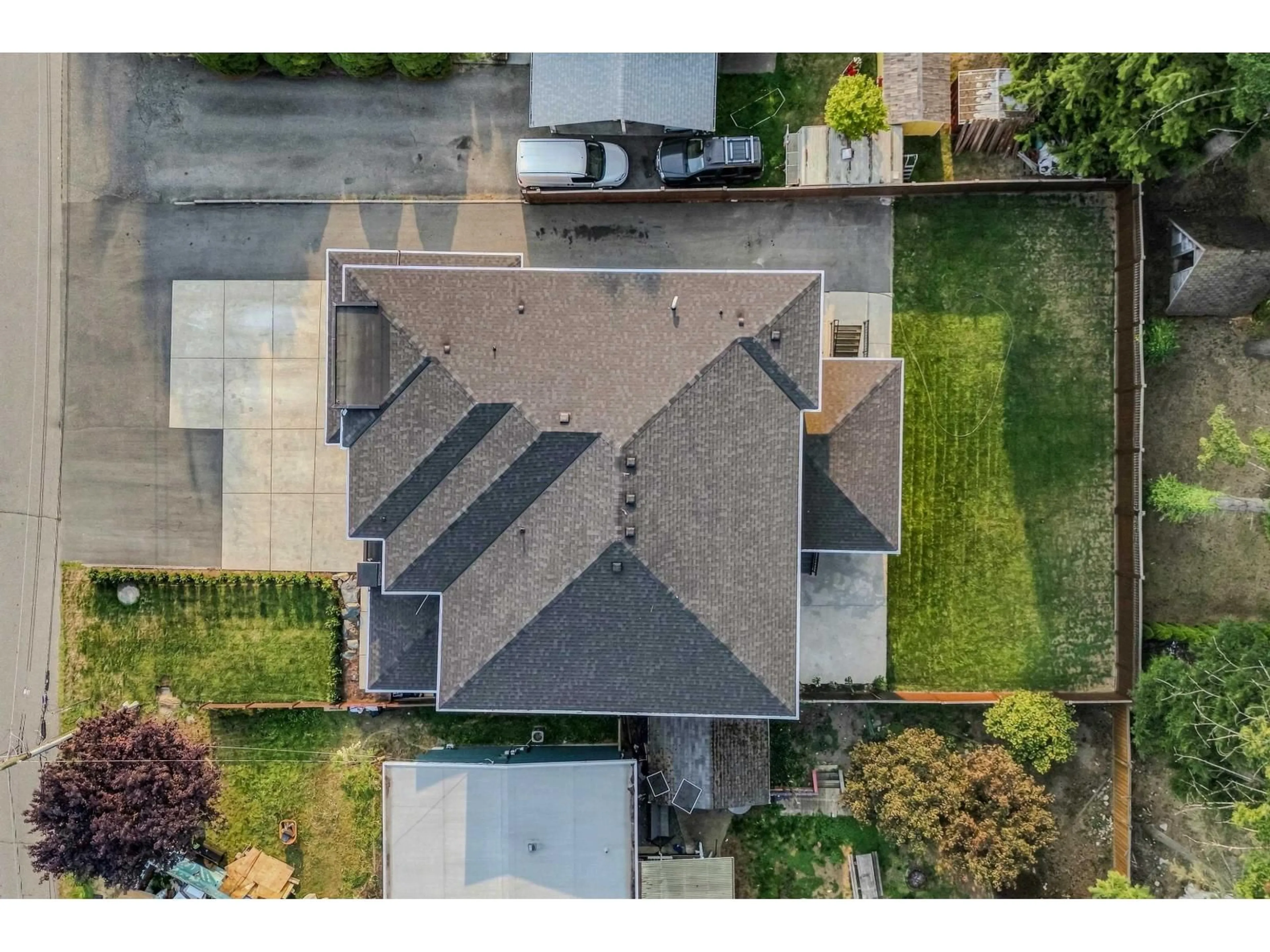 A pic from outside/outdoor area/front of a property/back of a property/a pic from drone, street for 34571 DEVON CRESCENT, Abbotsford British Columbia V2S2X5