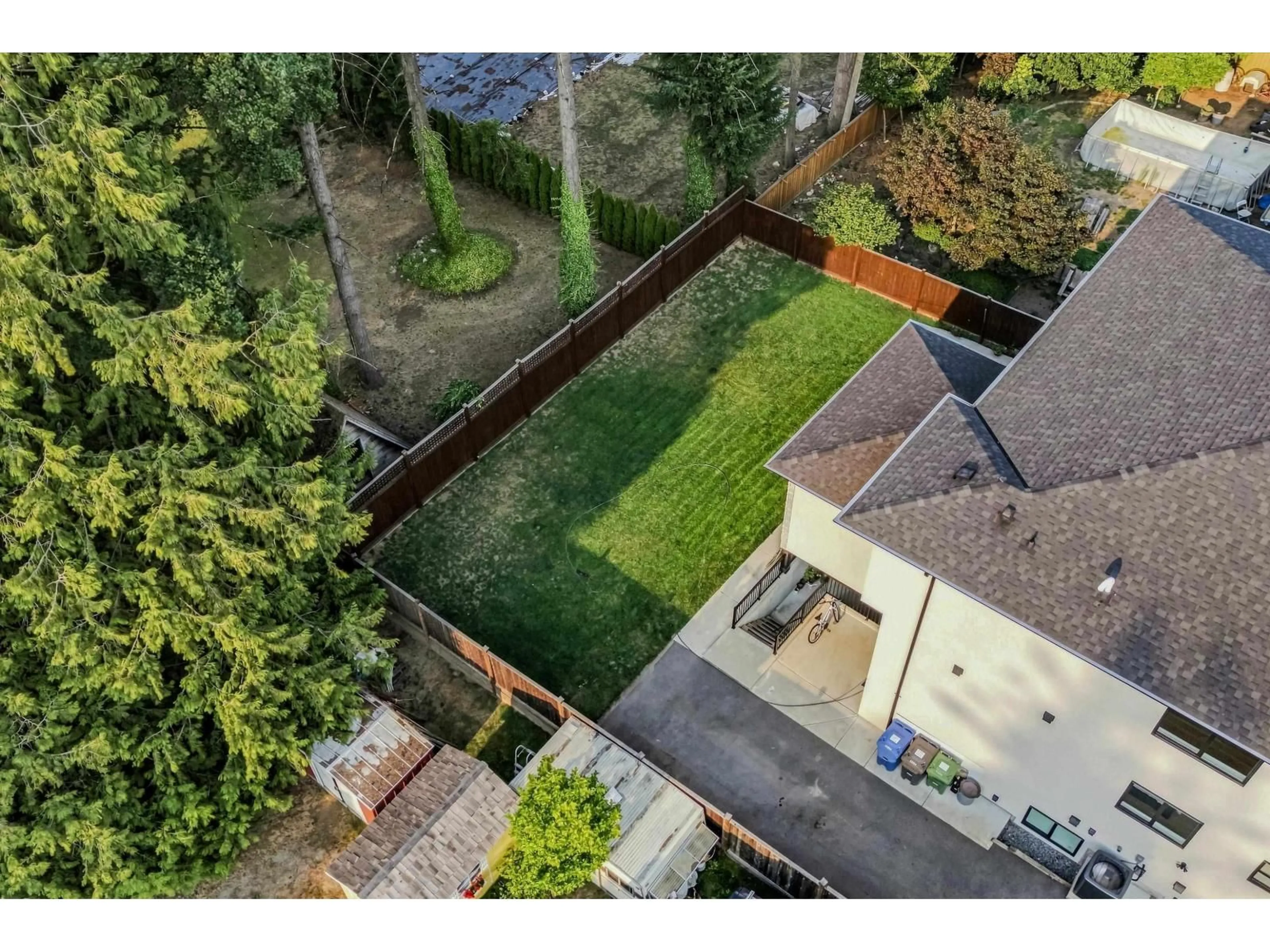 A pic from outside/outdoor area/front of a property/back of a property/a pic from drone, street for 34571 DEVON CRESCENT, Abbotsford British Columbia V2S2X5