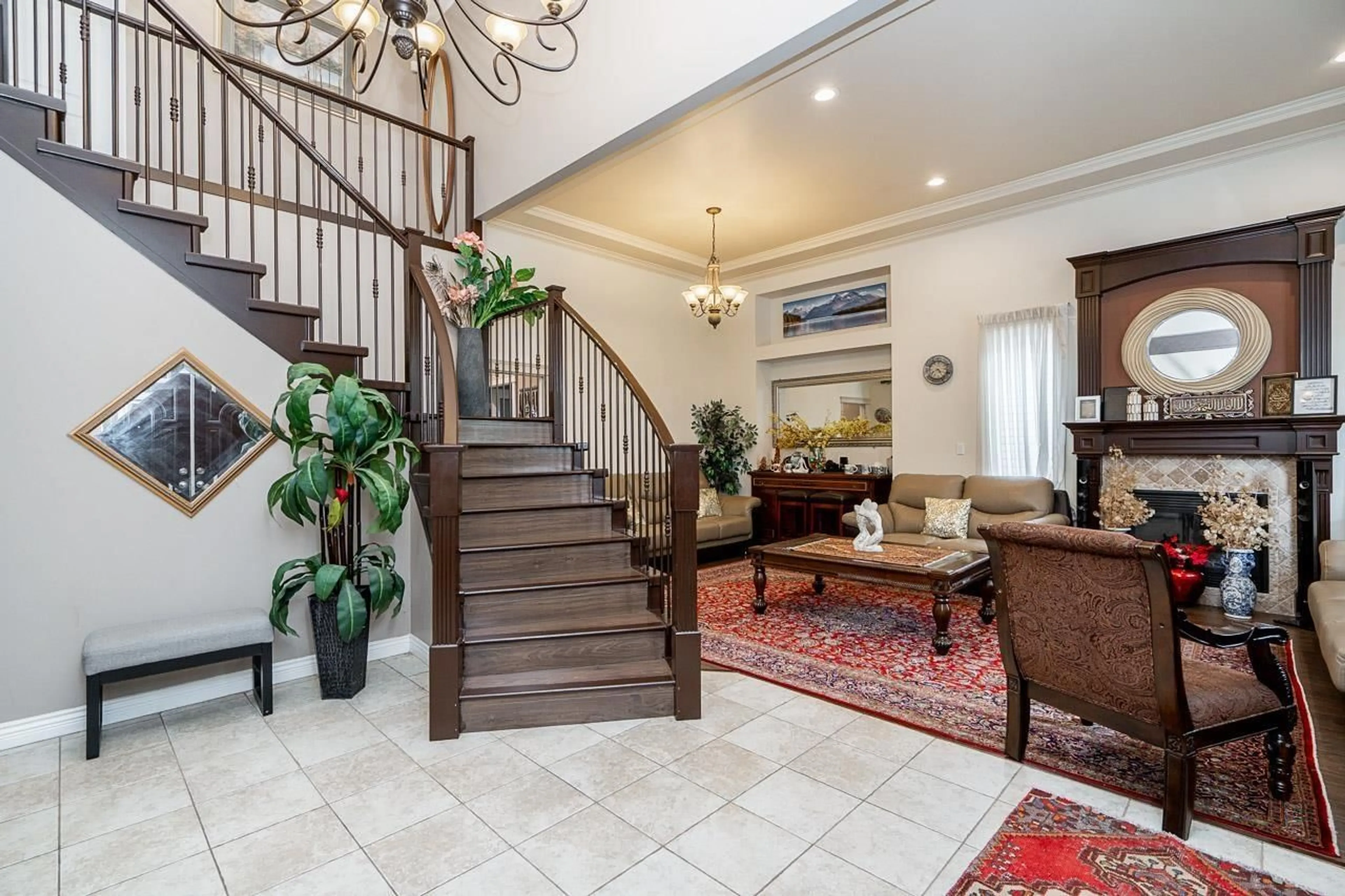 Indoor foyer for 7833 147A STREET, Surrey British Columbia V3S2T8