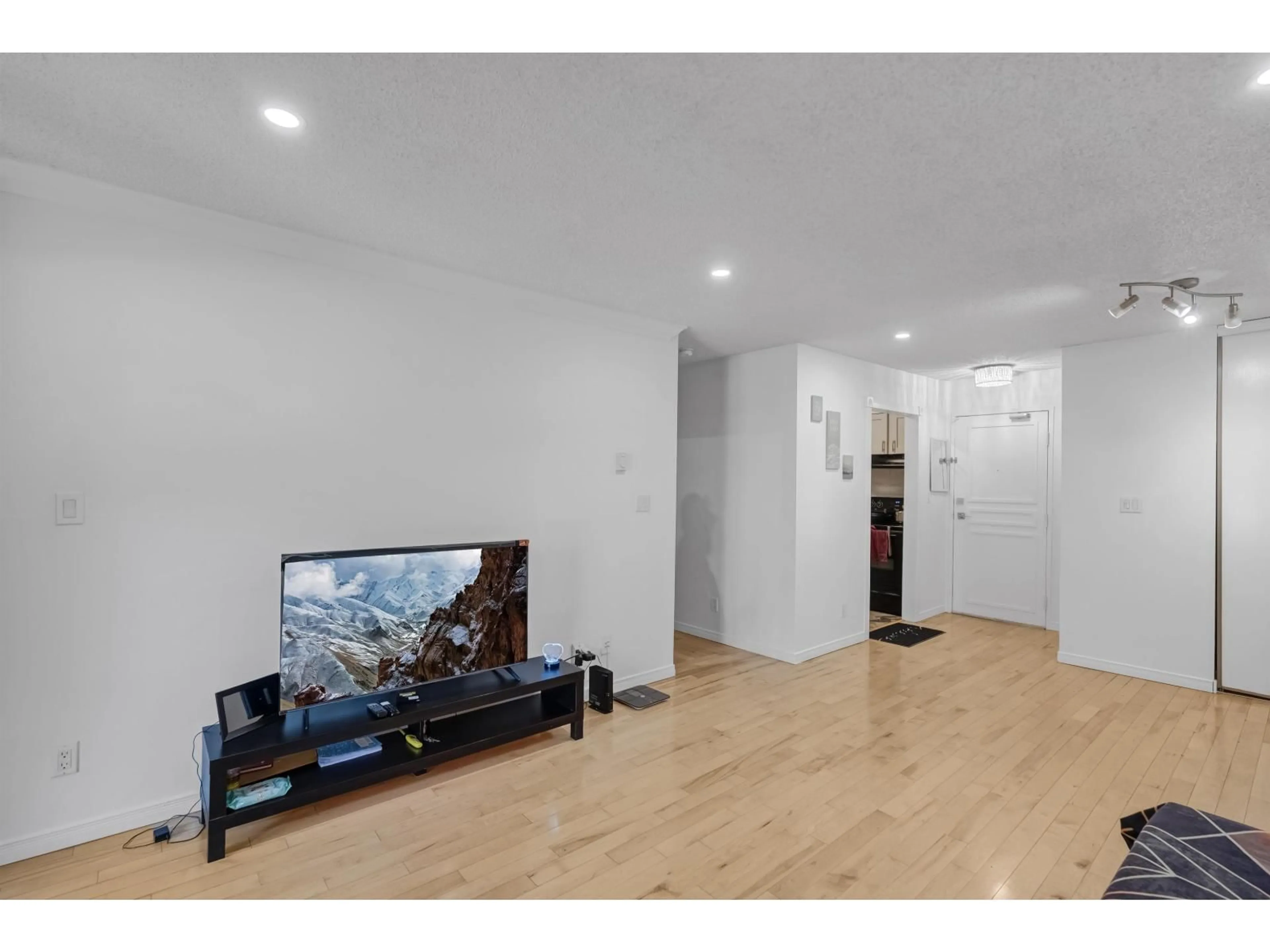 Unknown for 201 - 10560 154 STREET, Surrey British Columbia V3R8A3