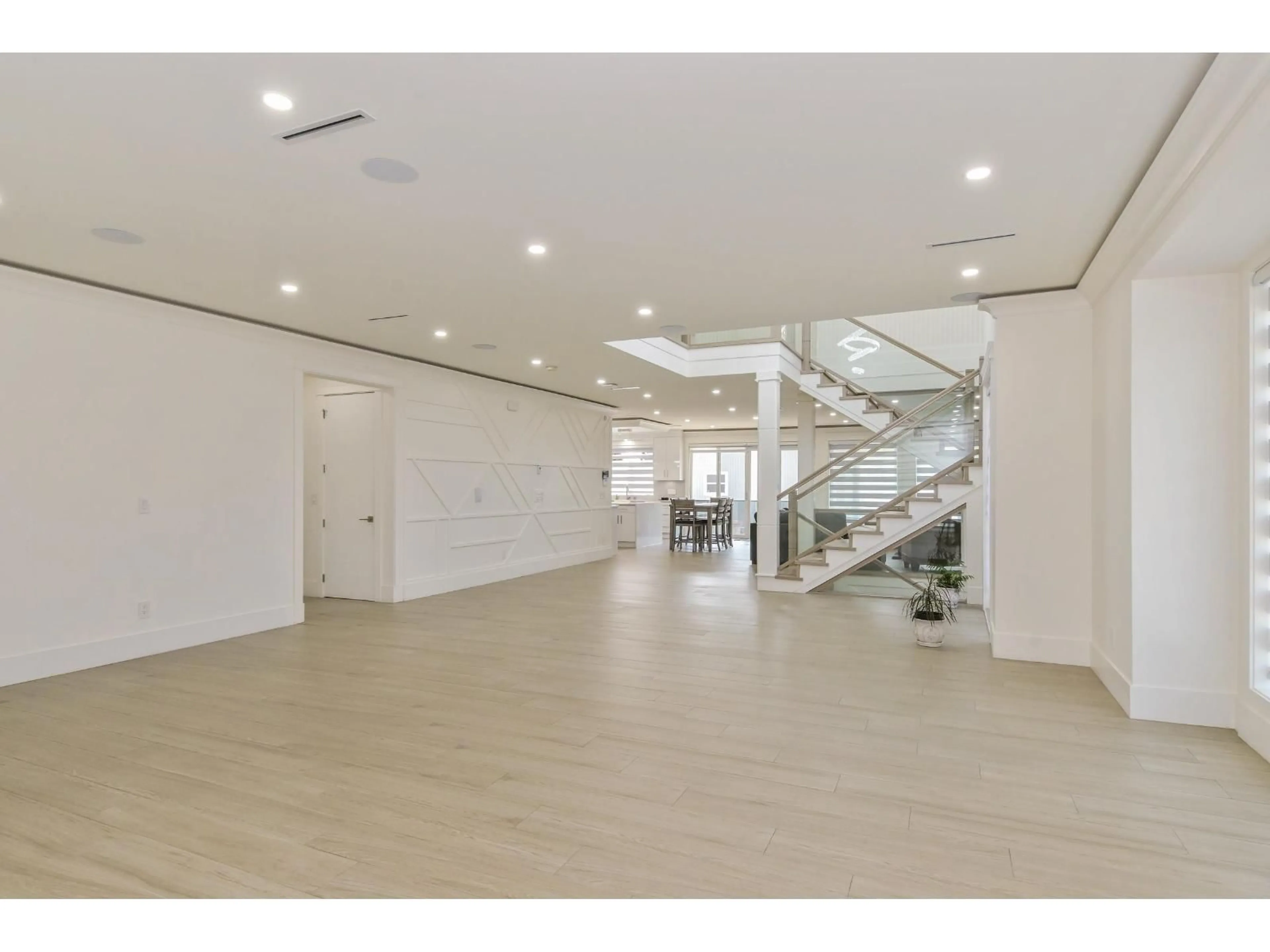 Indoor foyer for 20754 48 AVENUE, Langley British Columbia V3A3L8