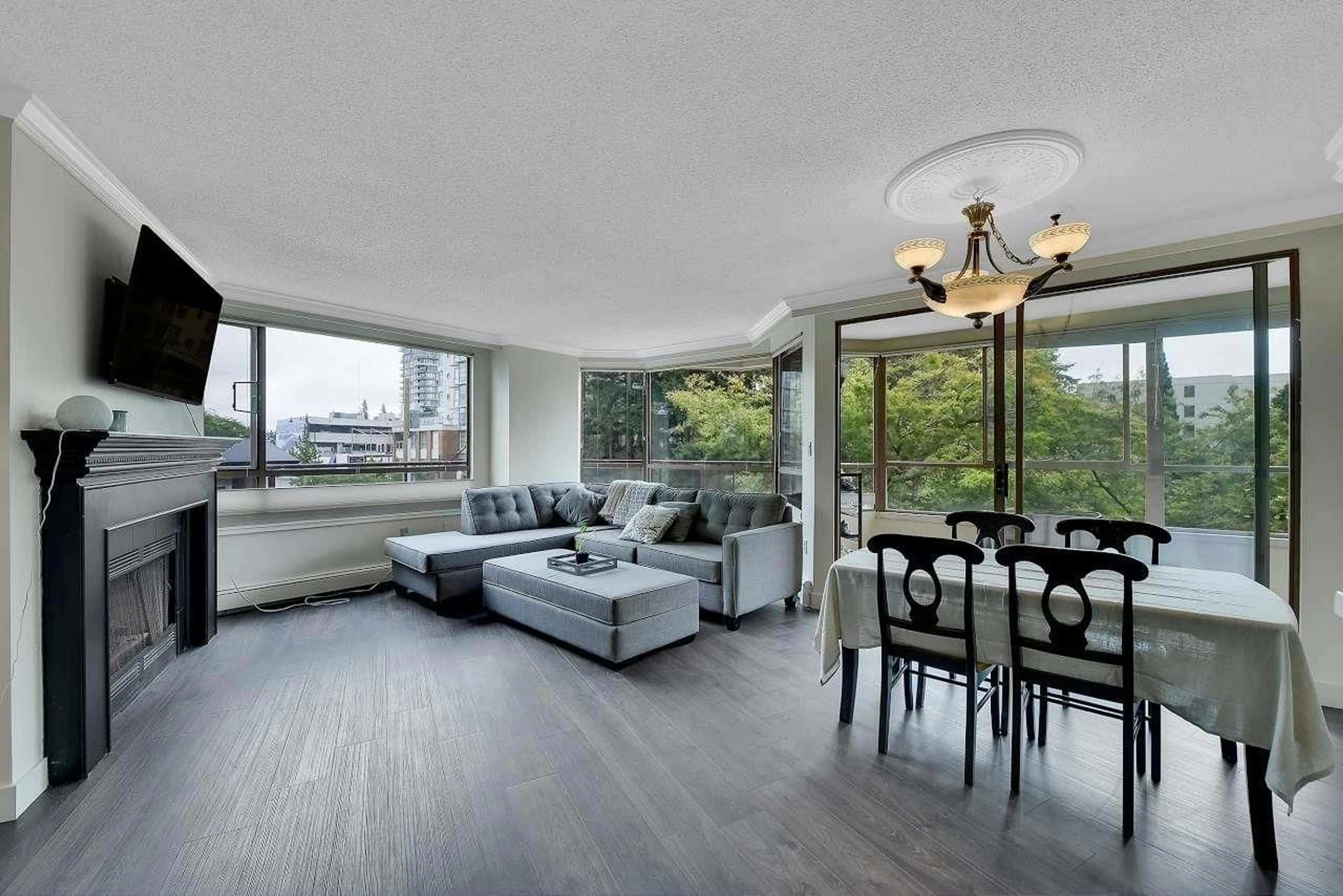 Living room with furniture, wood/laminate floor for 309 - 15111 RUSSELL AVENUE, White Rock British Columbia V4B2P4