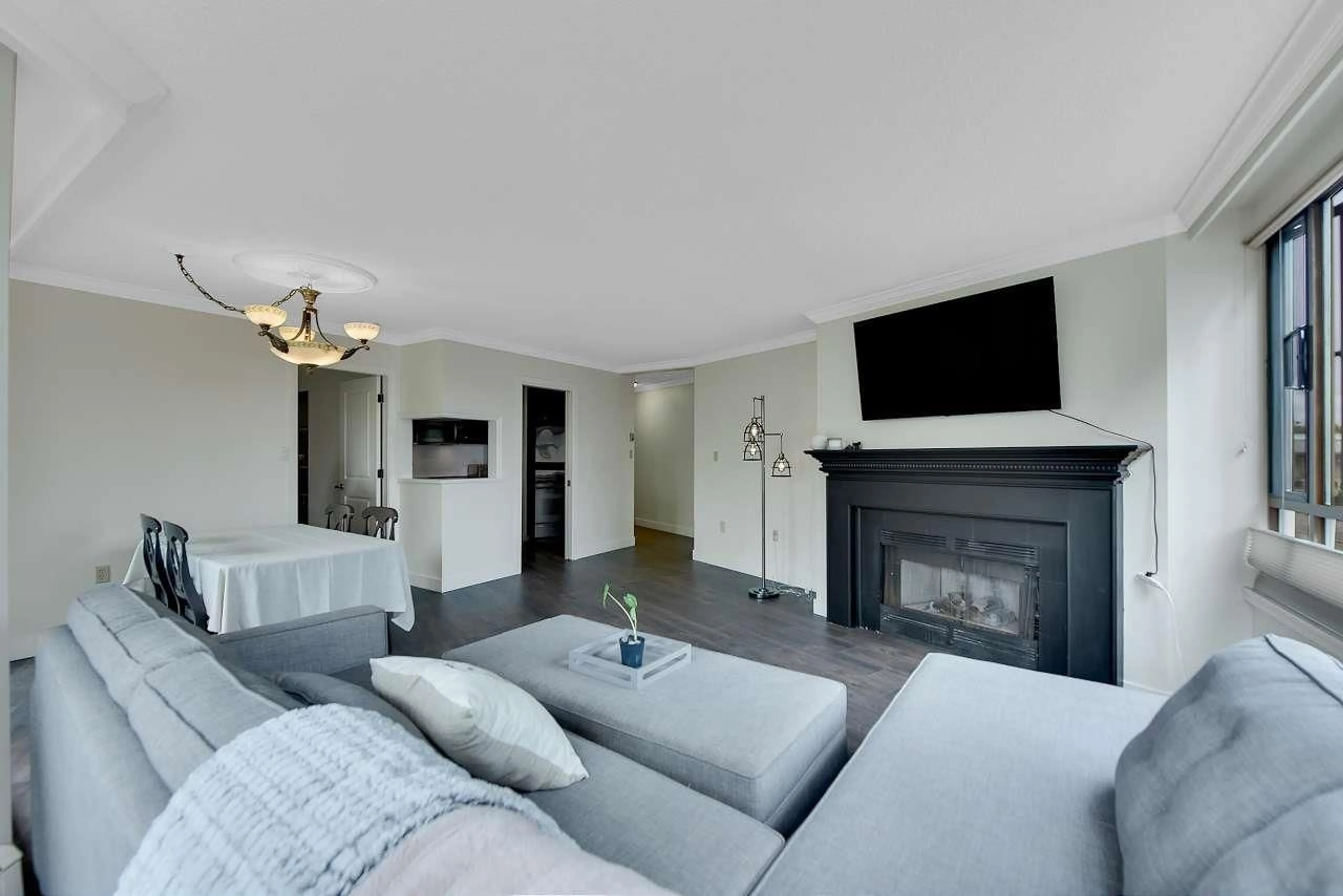Living room with furniture, unknown for 309 - 15111 RUSSELL AVENUE, White Rock British Columbia V4B2P4