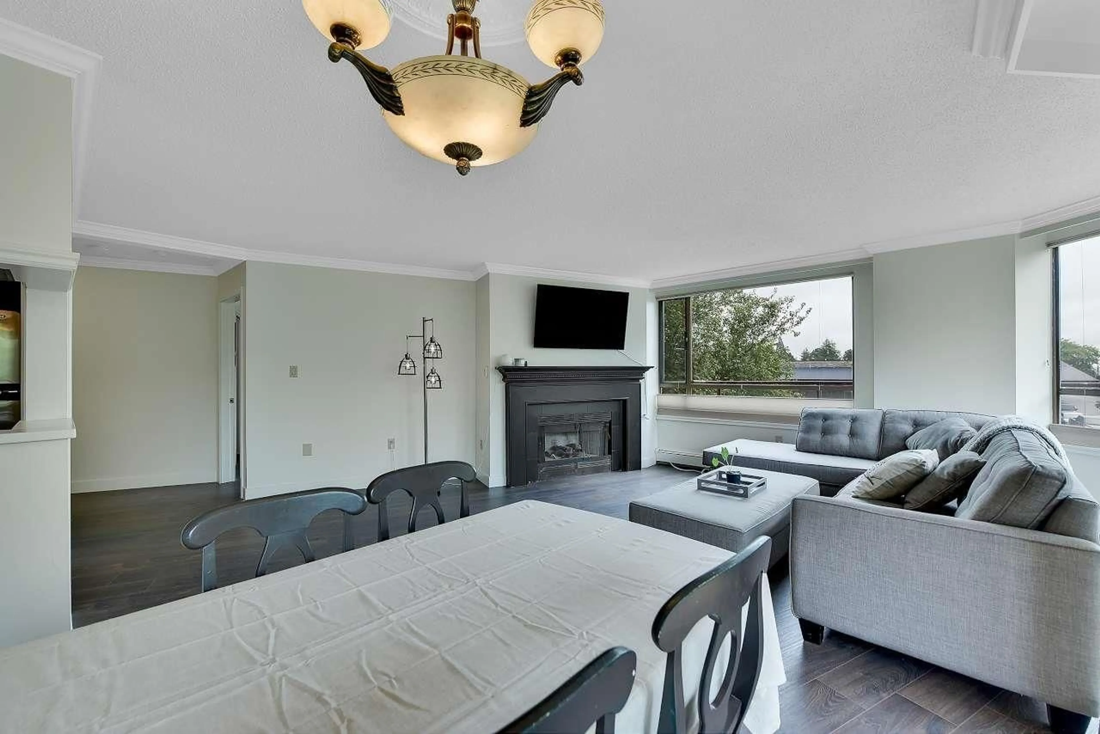 Living room with furniture, unknown for 309 - 15111 RUSSELL AVENUE, White Rock British Columbia V4B2P4