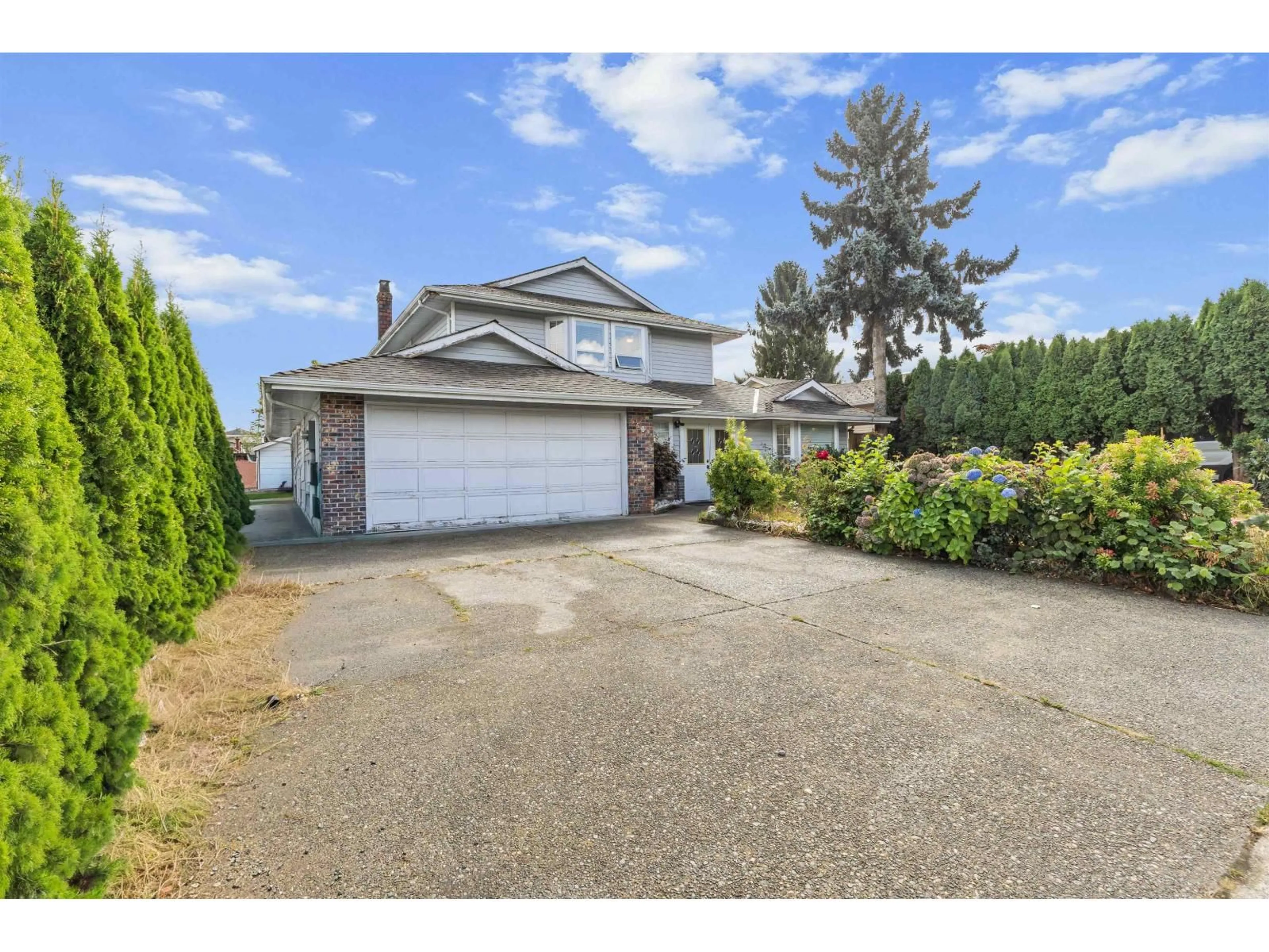 A pic from outside/outdoor area/front of a property/back of a property/a pic from drone, street for 3504 CRESTON DRIVE, Abbotsford British Columbia V2T5B8