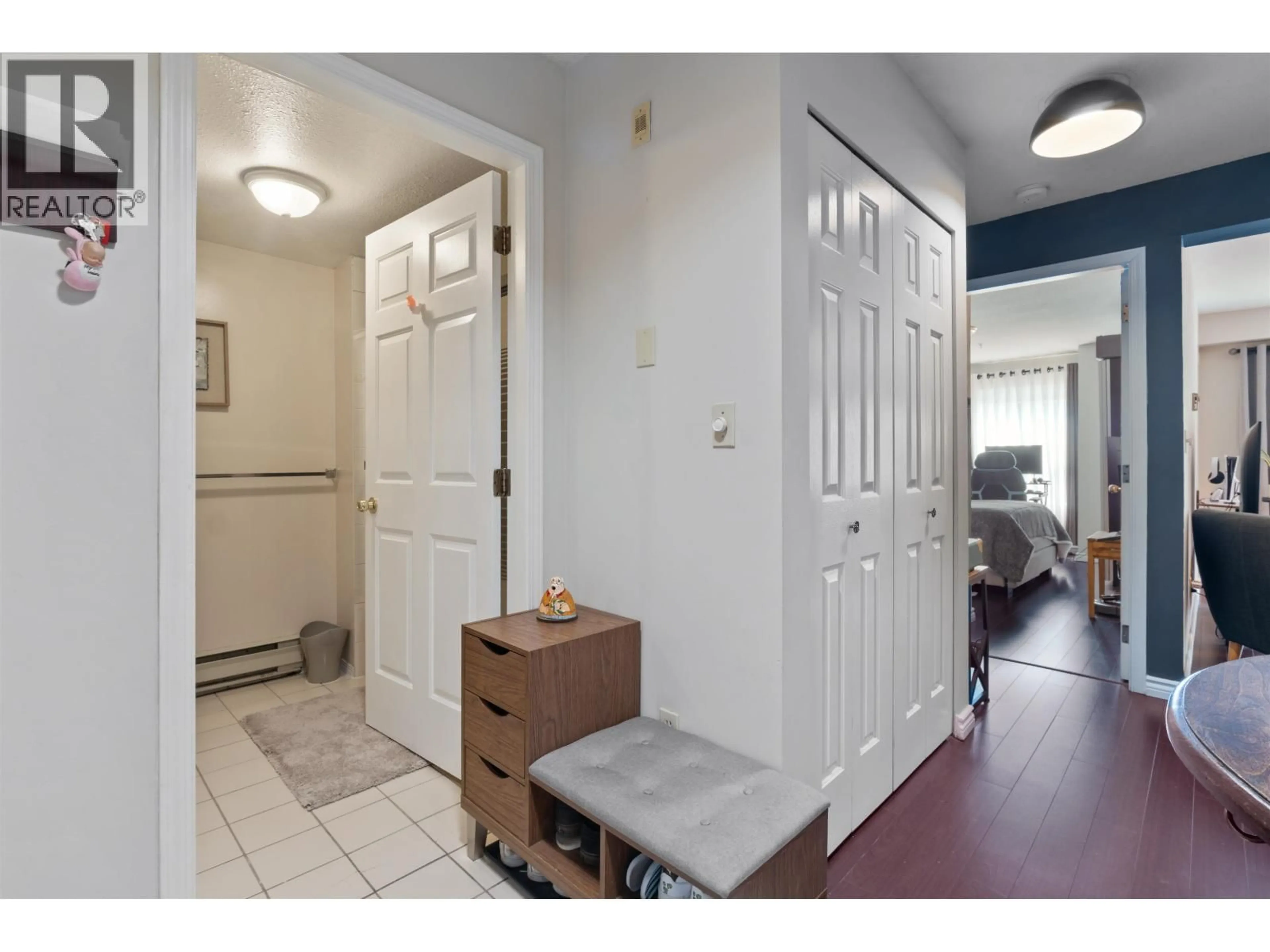 Indoor entryway for 203 - 988 16TH AVENUE, Vancouver British Columbia V5Z1T2