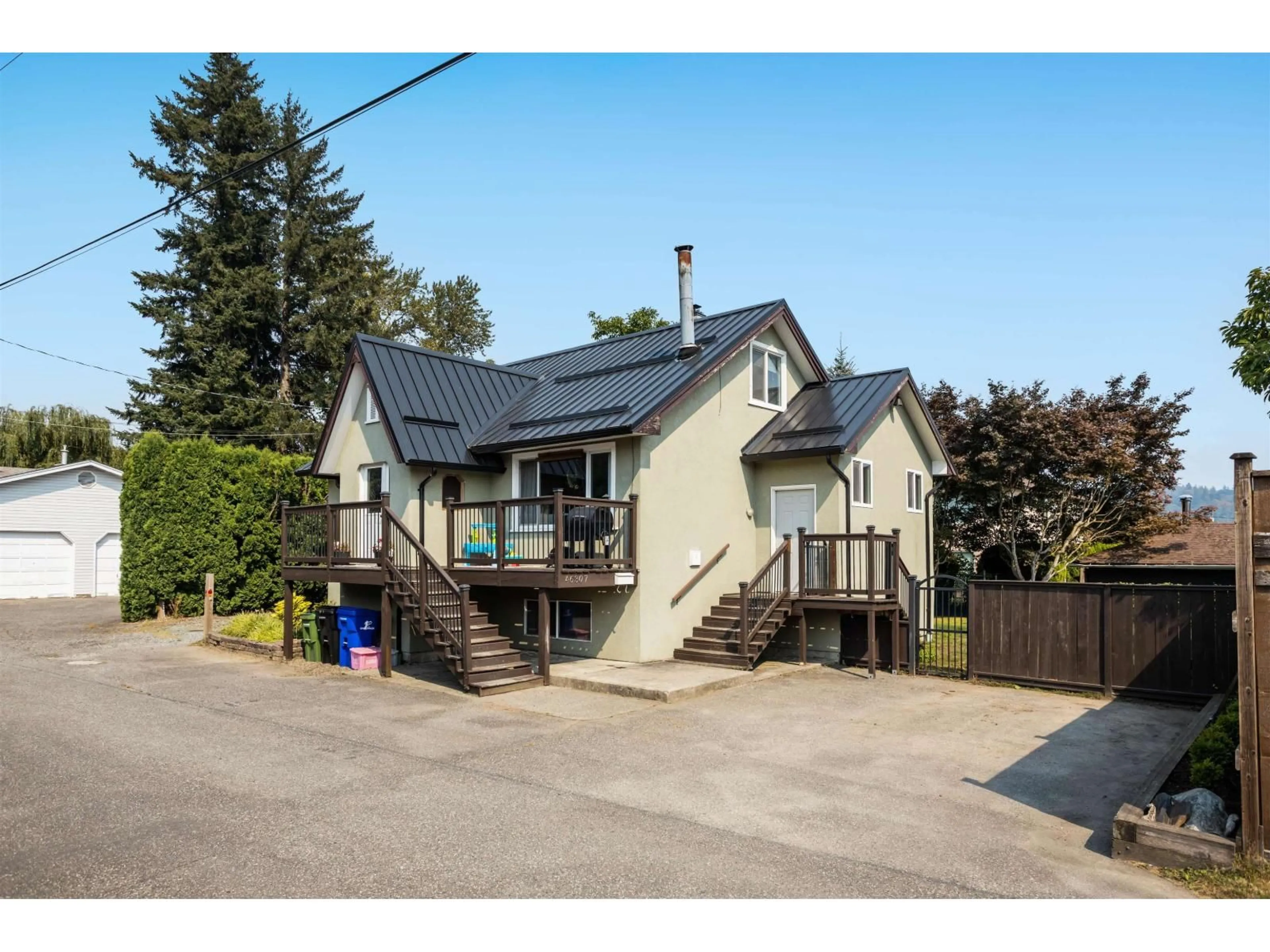 A pic from outside/outdoor area/front of a property/back of a property/a pic from drone, street for 46307 RIVERSIDE DRIVE, Chilliwack British Columbia V2P3L2