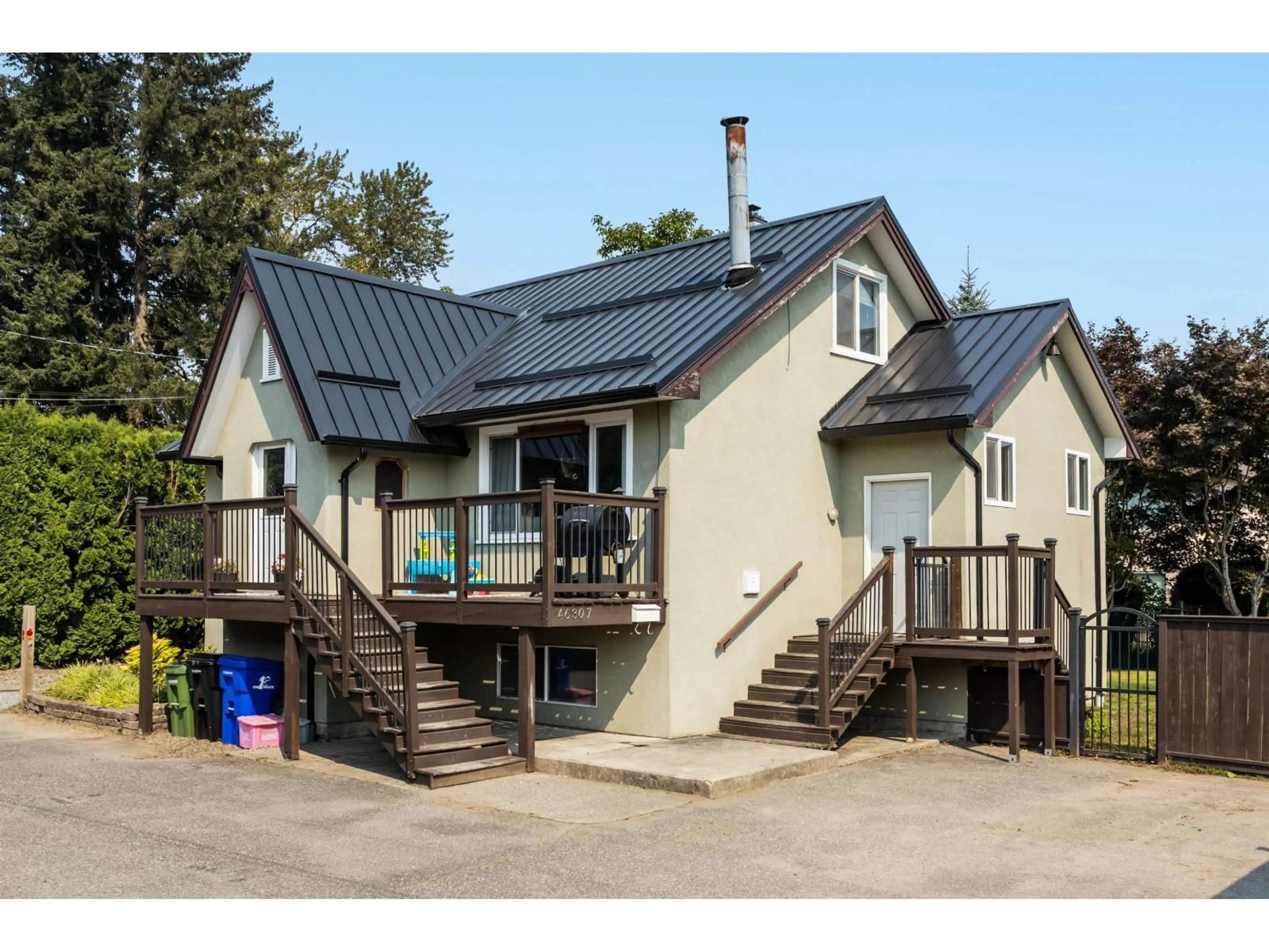 Home with vinyl exterior material, street for 46307 RIVERSIDE DRIVE, Chilliwack British Columbia V2P3L2