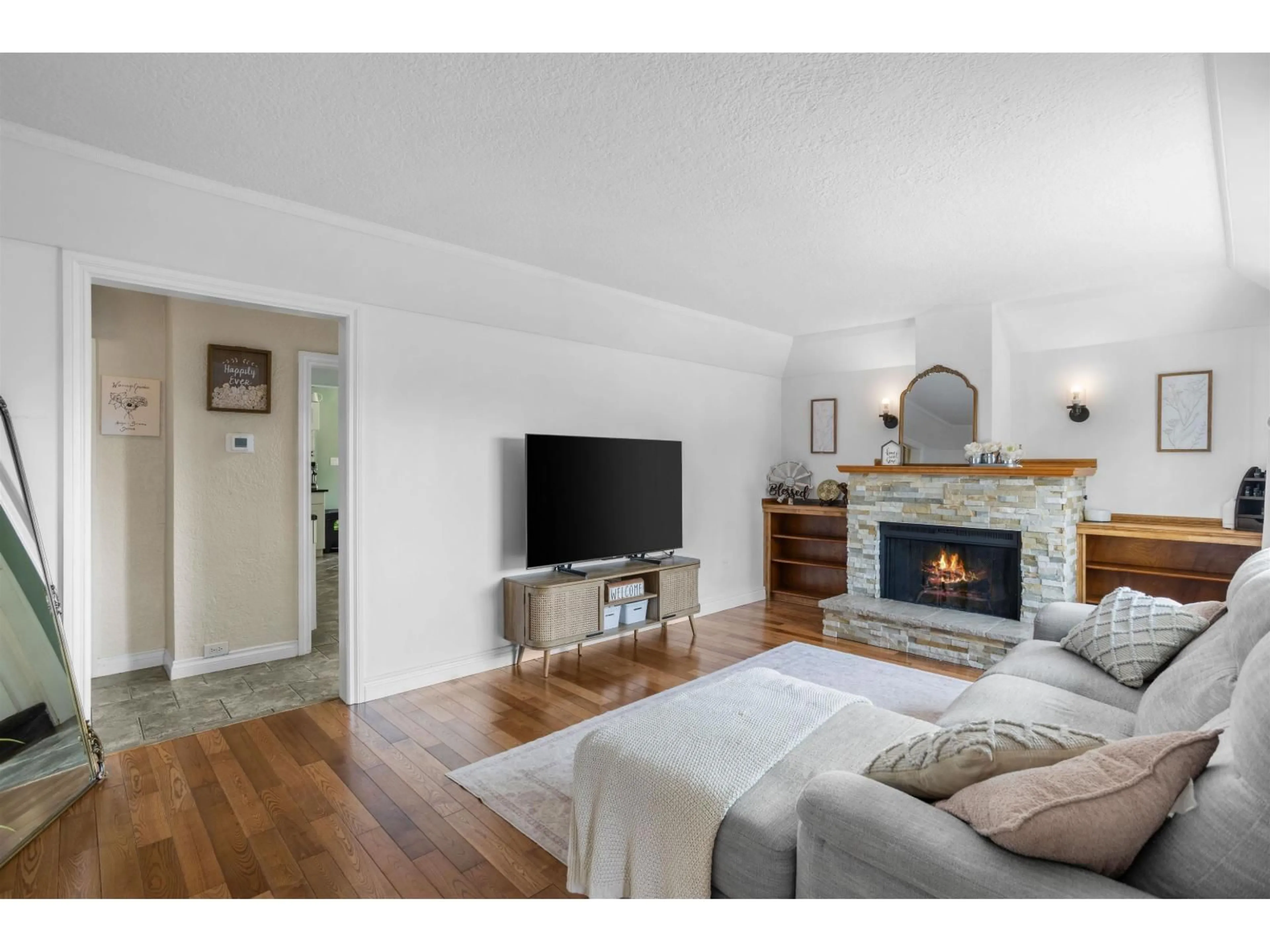 Living room with furniture, wood/laminate floor for 46307 RIVERSIDE DRIVE, Chilliwack British Columbia V2P3L2