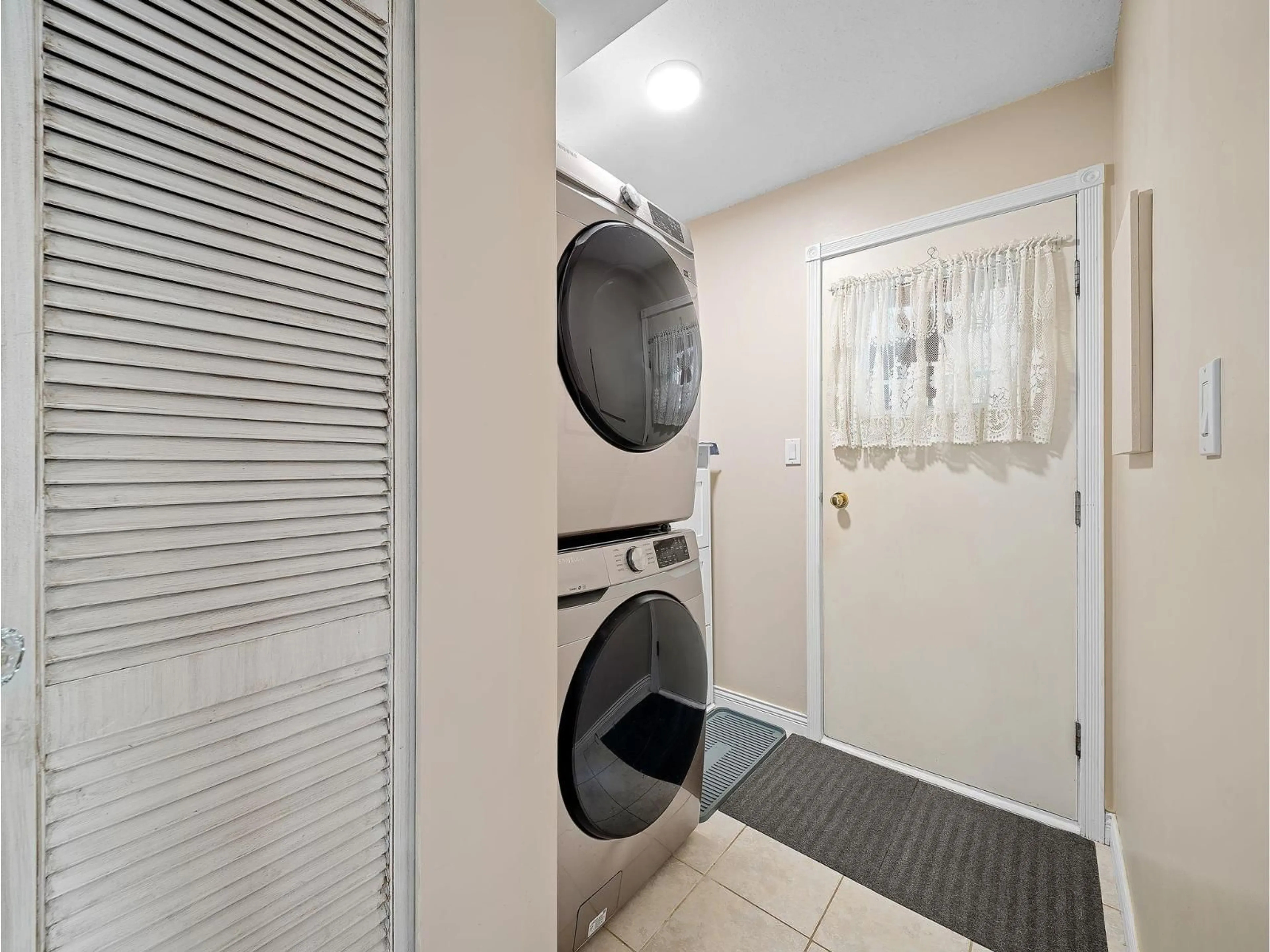 Laundry room for 17213 59A AVENUE, Surrey British Columbia V3S5S4