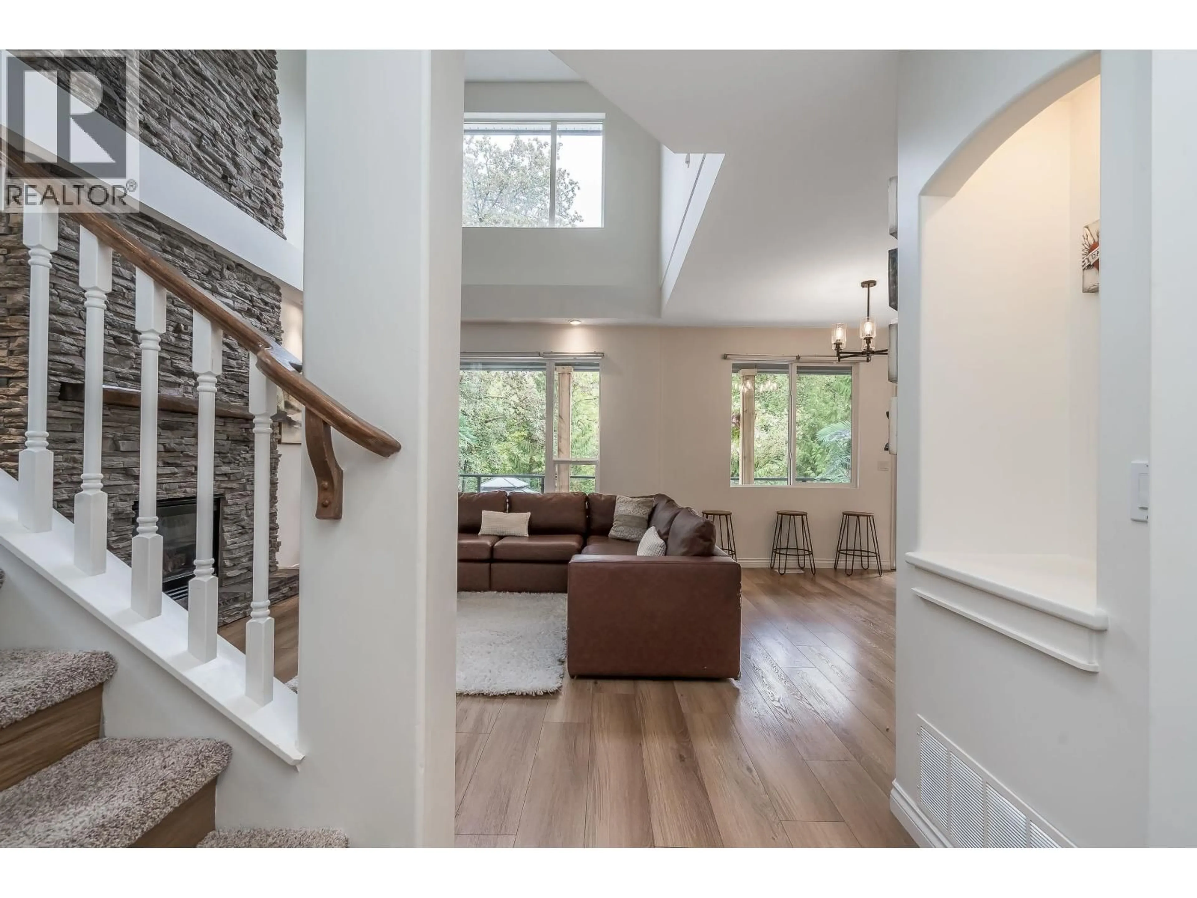 Indoor entryway for 24128 HILL AVENUE, Maple Ridge British Columbia V2W2C9