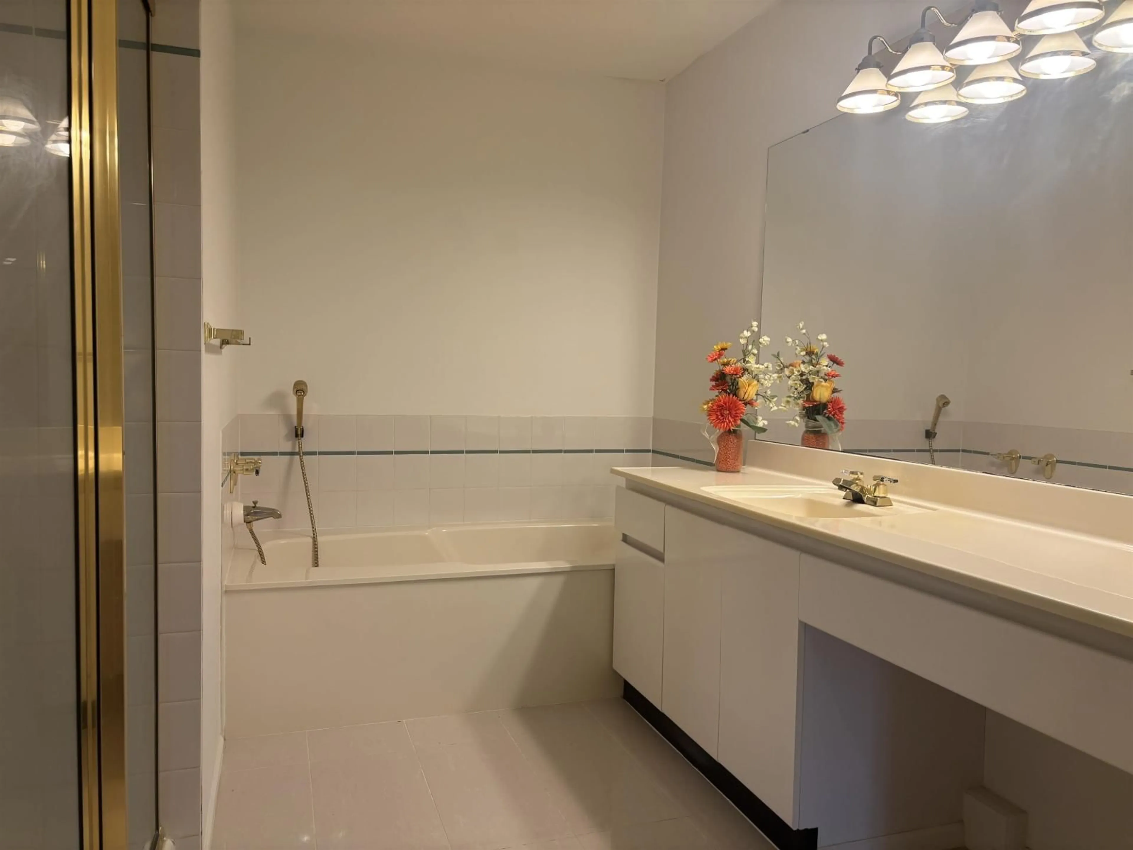 Standard bathroom, ceramic/tile floor for 311 - 13910 101 AVENUE, Surrey British Columbia V3T1L6