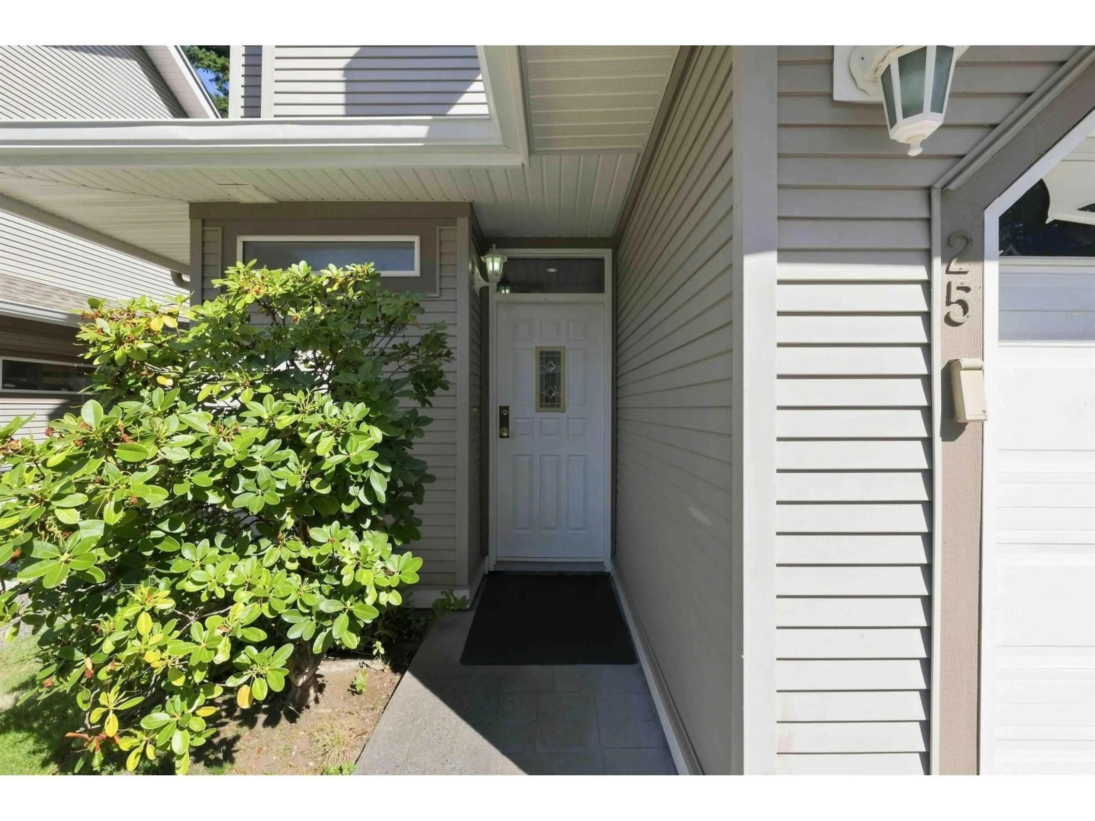 Indoor entryway for 25 - 8289 121A STREET, Surrey British Columbia V3W1G6